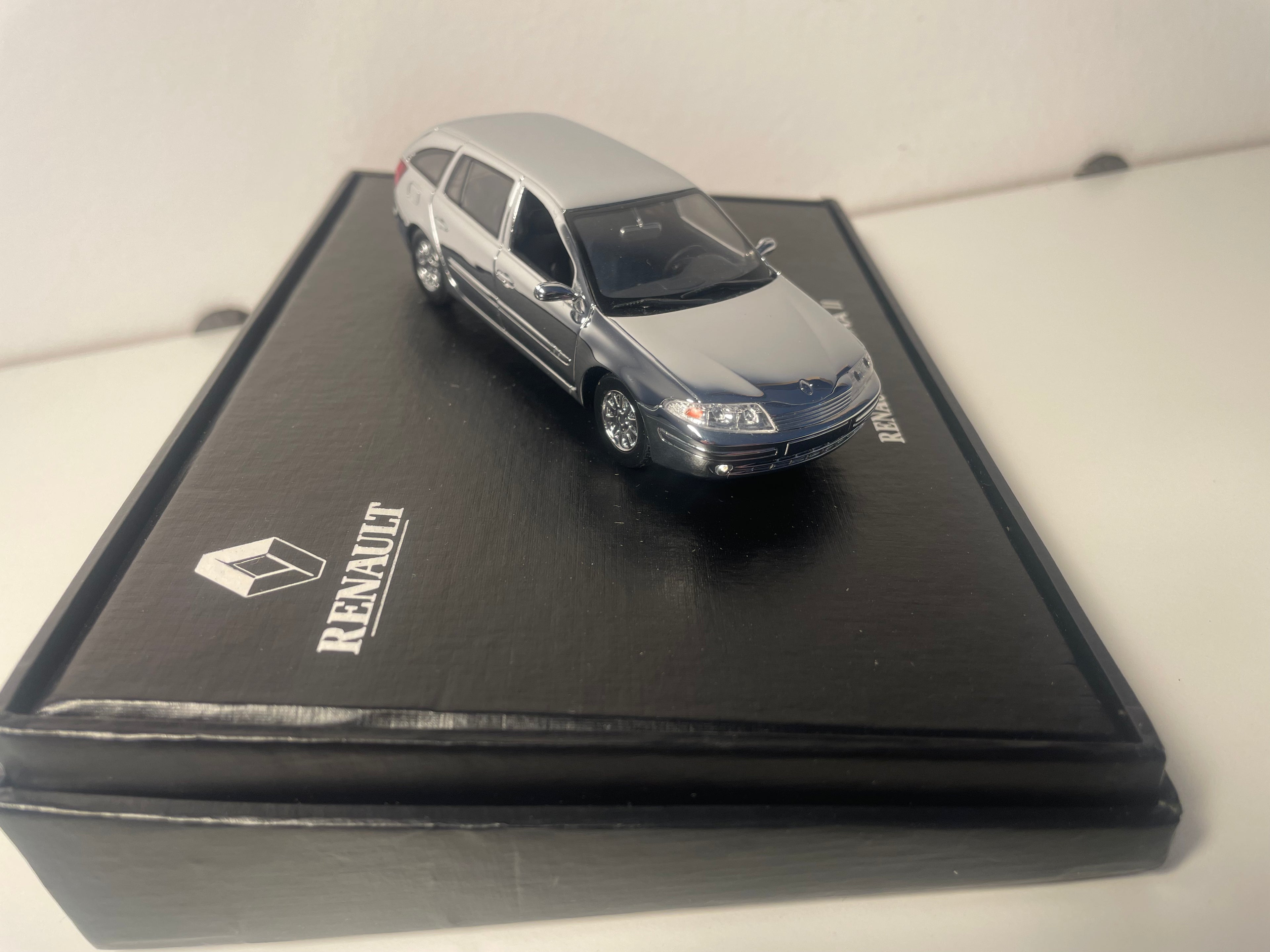 Renault Laguna 2 gris argente (boîte de présénation rectangulaire en carton noir)