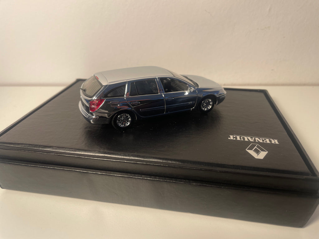 Renault Laguna 2 grigio argento (scatola di presentazione rettangolare in cartone nero)