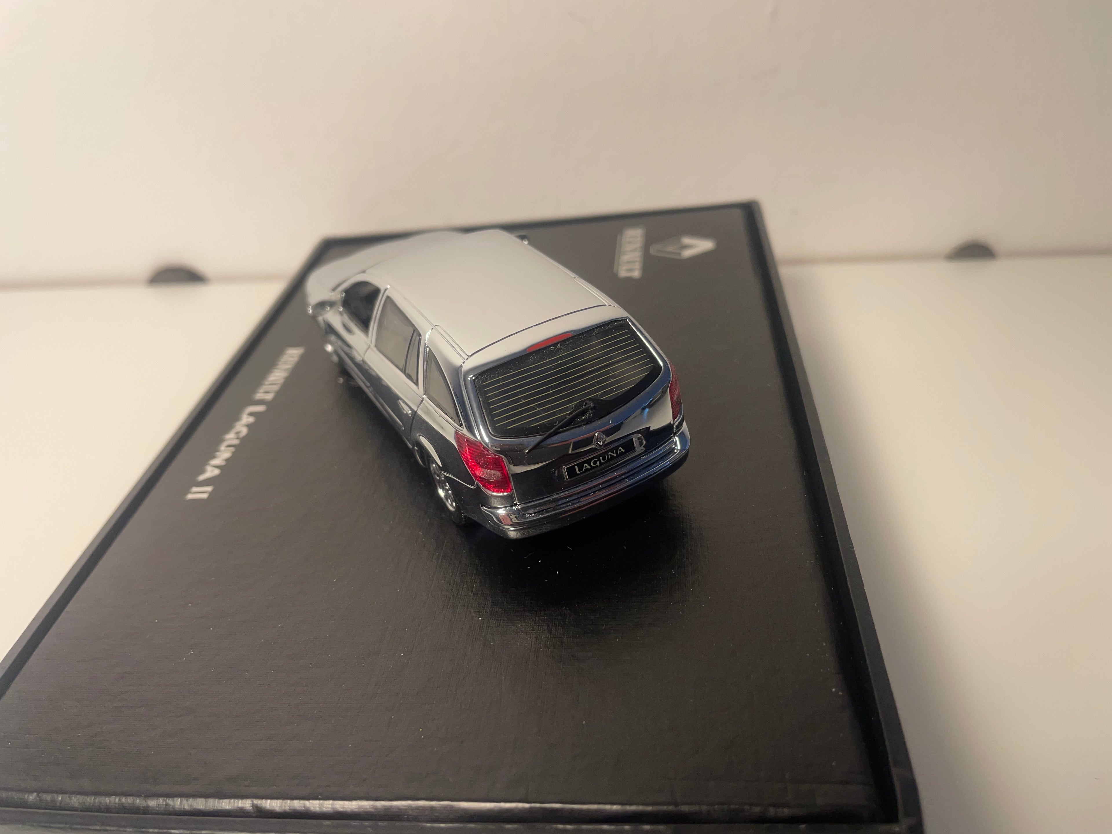 Renault Laguna 2 gris argente (boîte de présénation rectangulaire en carton noir)