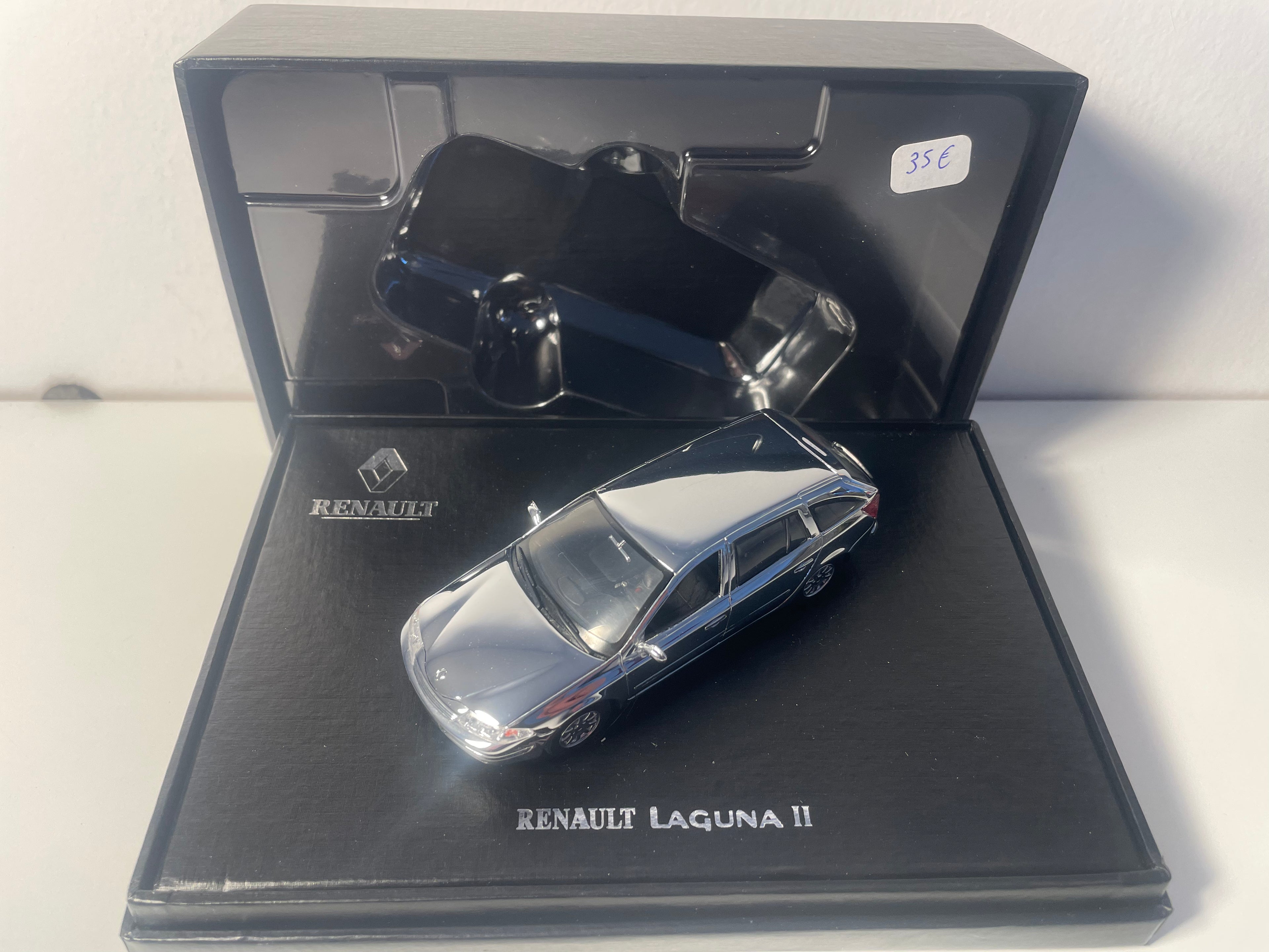 Renault Laguna 2 gris argente (boîte de présénation rectangulaire en carton noir)