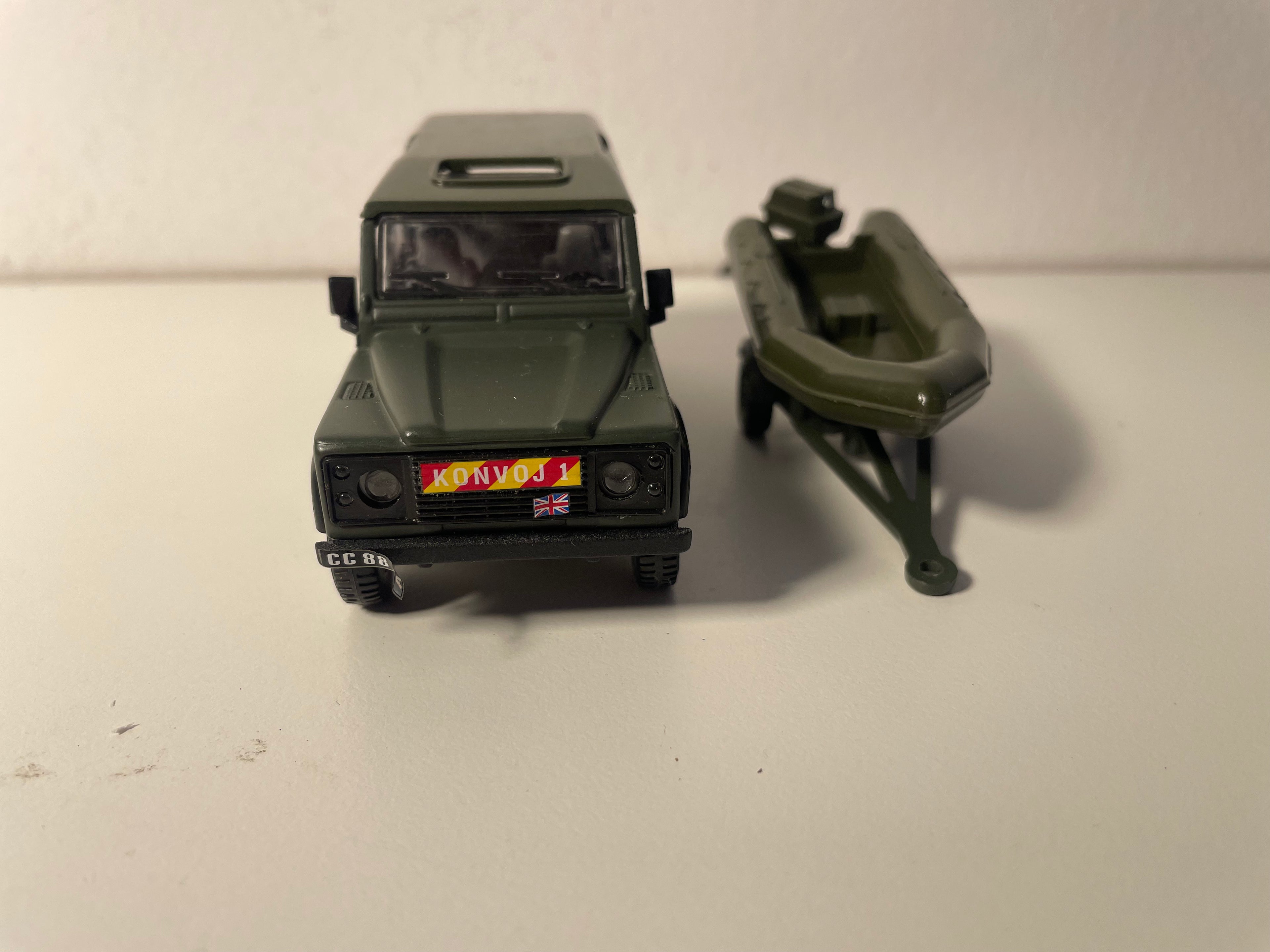 Land Rover Defender militaire avec sa barque - Solido (fabrication française) - boite N°CH1305