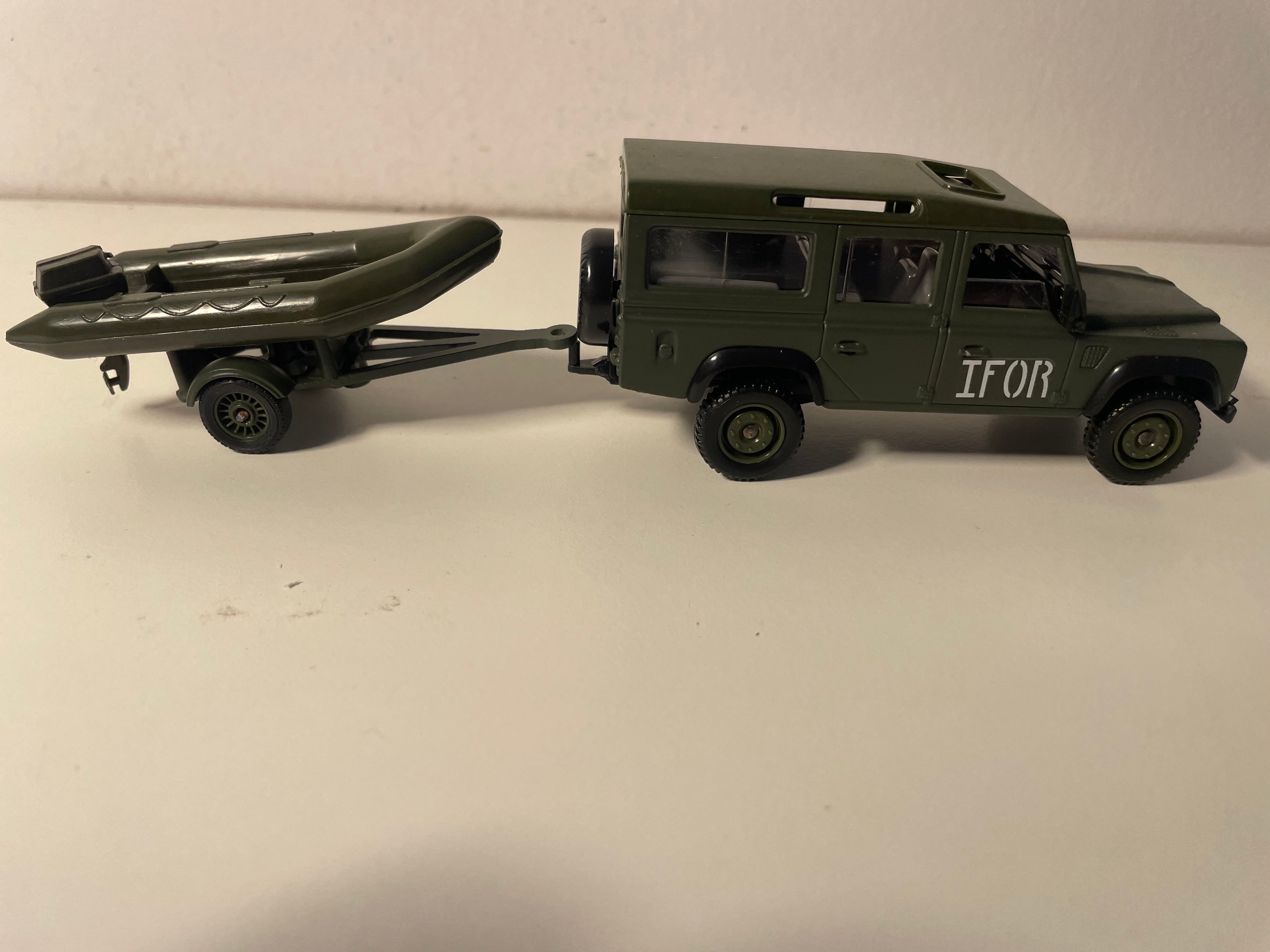 Land Rover Defender militaire avec sa barque - Solido (fabrication française) - boite N°CH1305