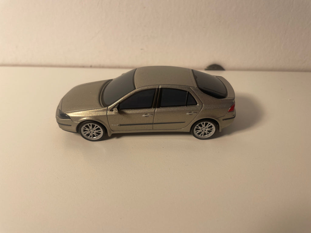 Renault Laguna berline giel aus 2005 (Karton viiwel Këscht schwaarz)