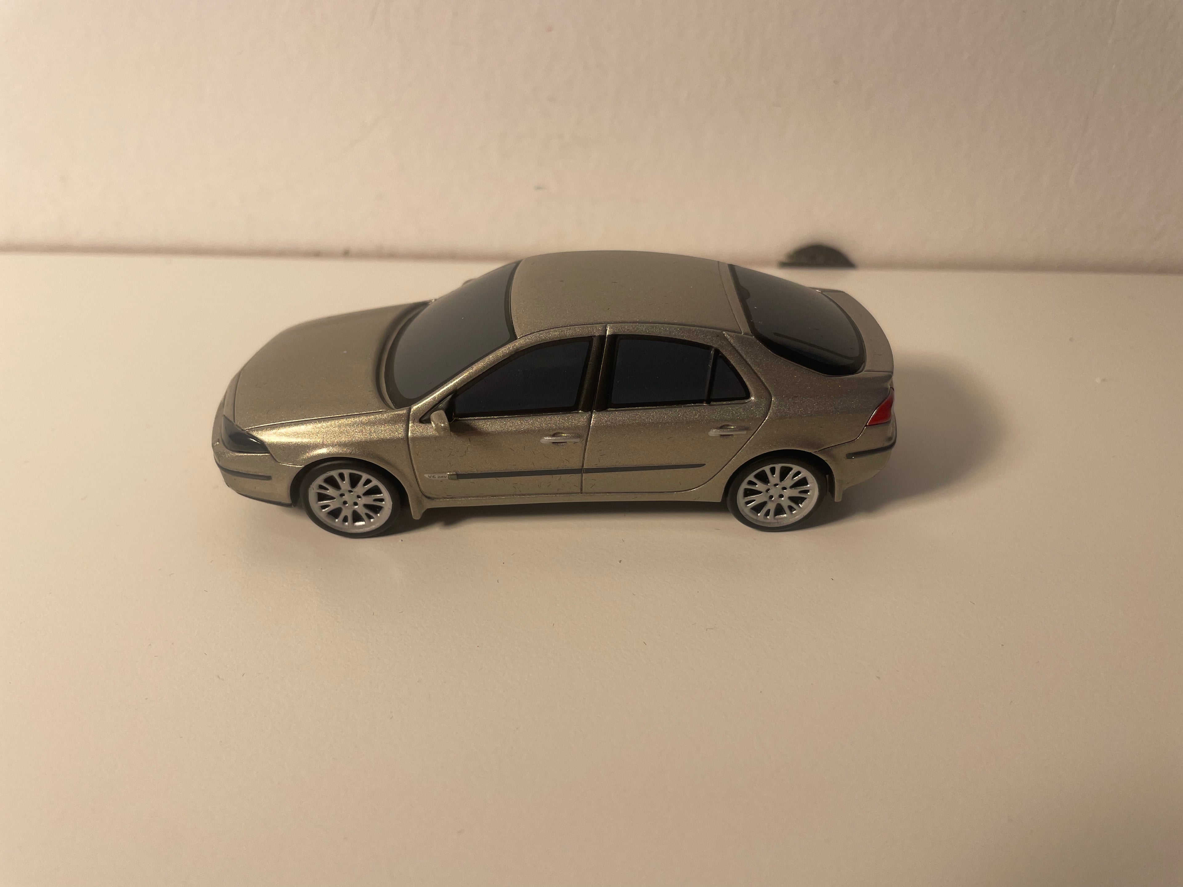 Renault Laguna berline giel aus 2005 (Karton viiwel Këscht schwaarz)
