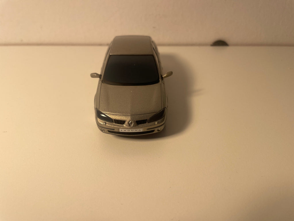 Renault Laguna berline giel aus 2005 (Karton viiwel Këscht schwaarz)