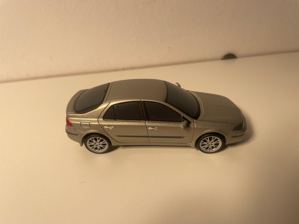 Renault Laguna berline giel aus 2005 (Karton viiwel Këscht schwaarz)