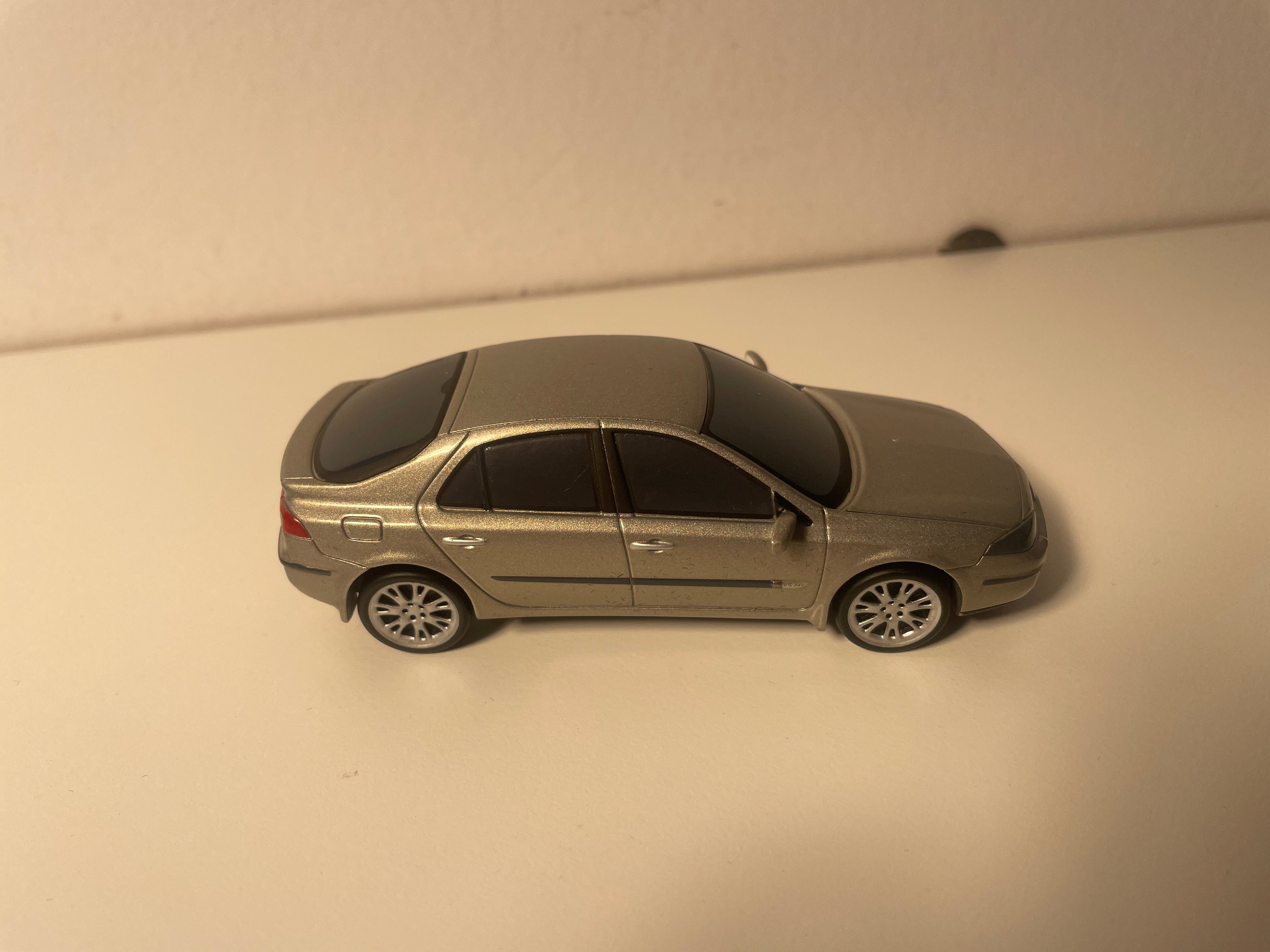 Renault Laguna berline giel aus 2005 (Karton viiwel Këscht schwaarz)