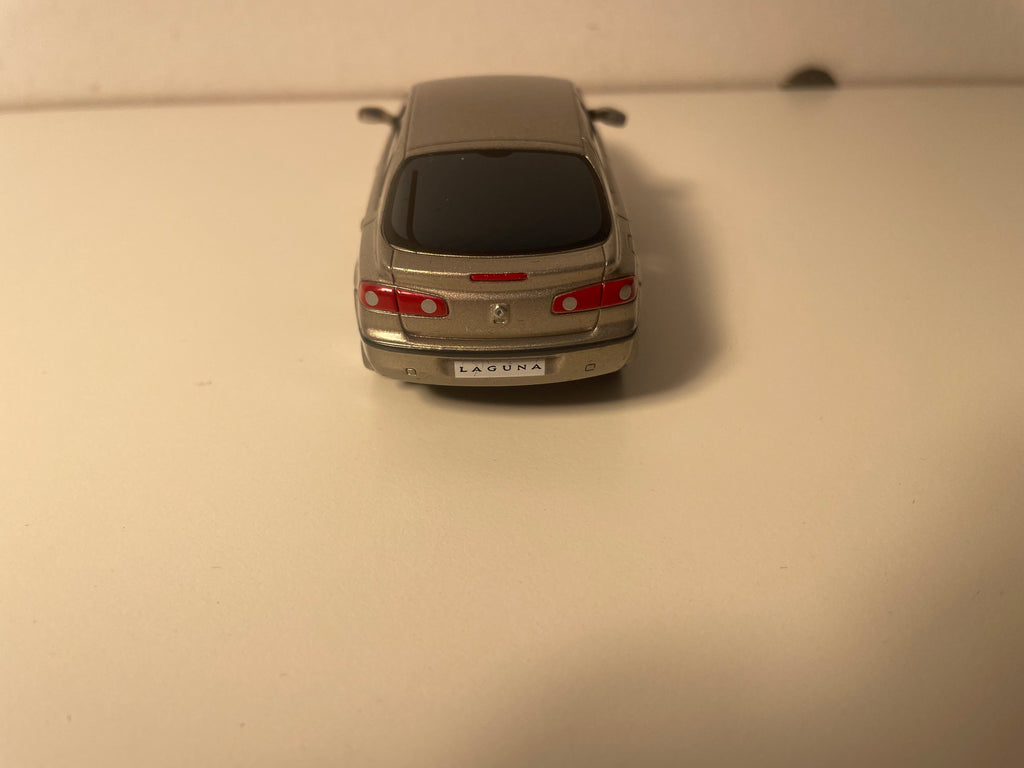 Renault Laguna berline giel aus 2005 (Karton viiwel Këscht schwaarz)