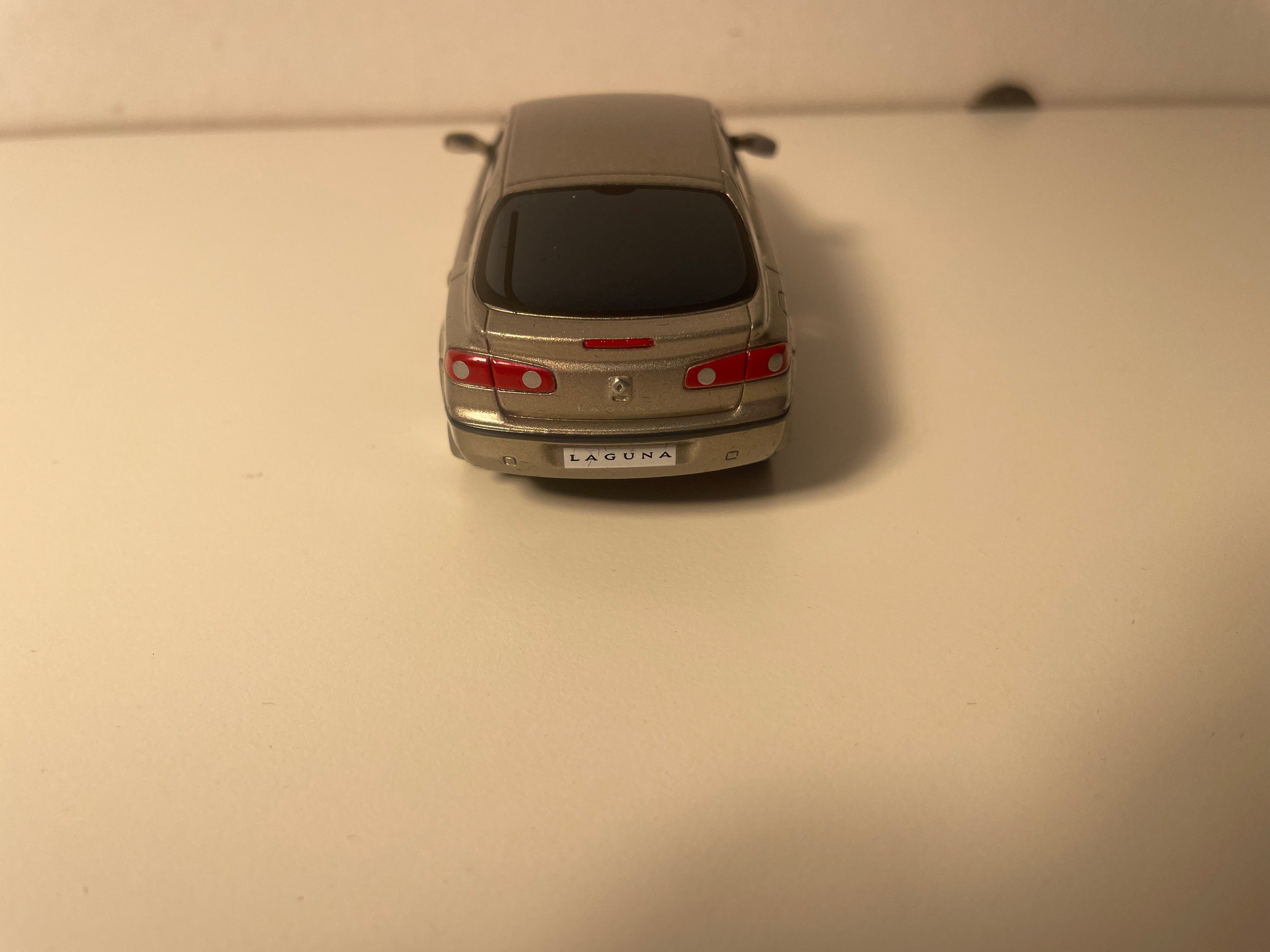 Renault Laguna berline giel aus 2005 (Karton viiwel Këscht schwaarz)