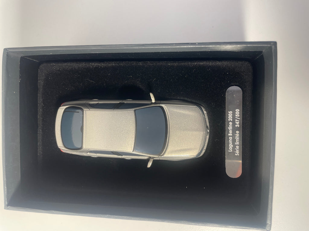 Renault Laguna berline giel aus 2005 (Karton viiwel Këscht schwaarz)
