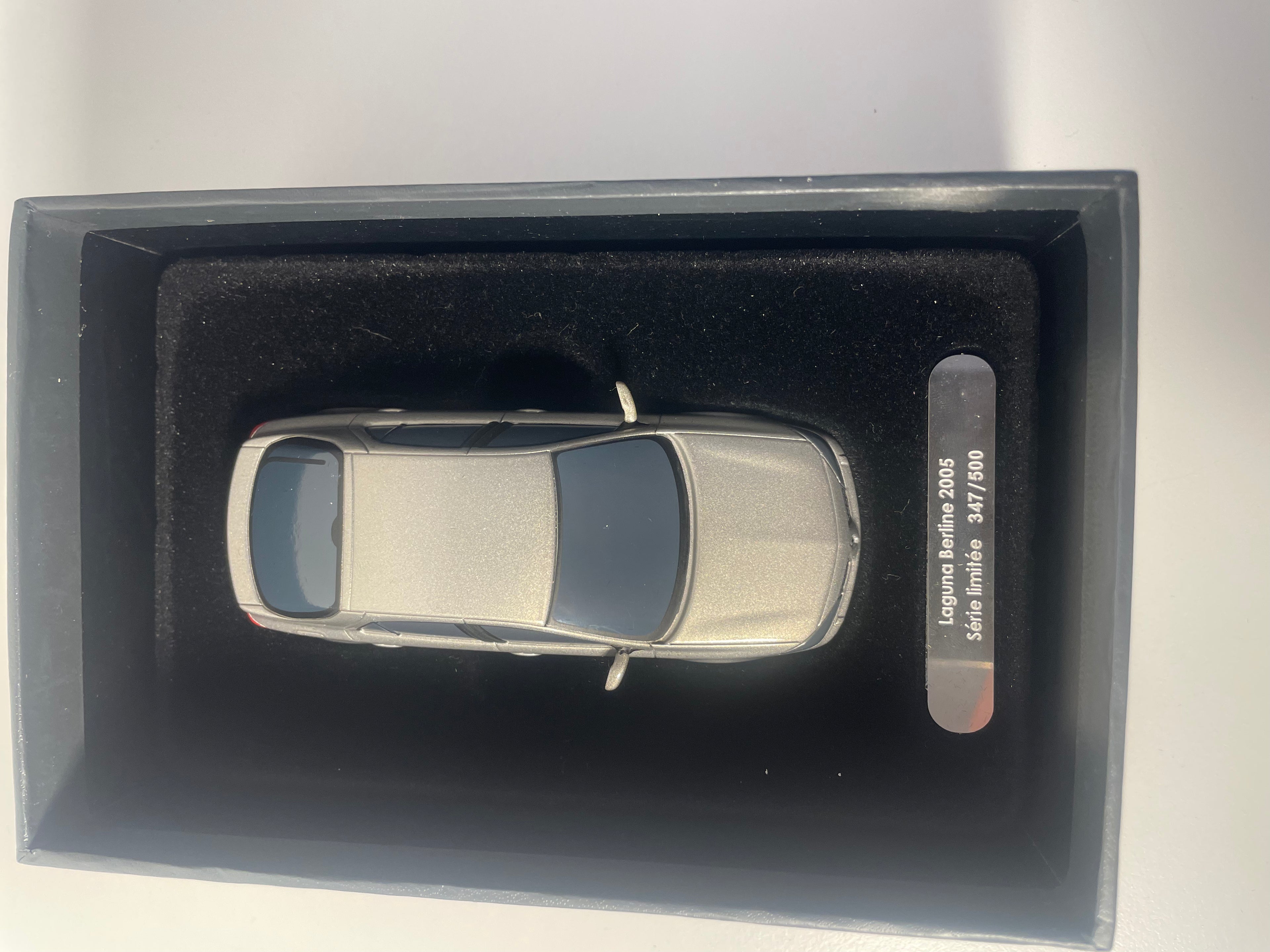 Renault Laguna berline giel aus 2005 (Karton viiwel Këscht schwaarz)
