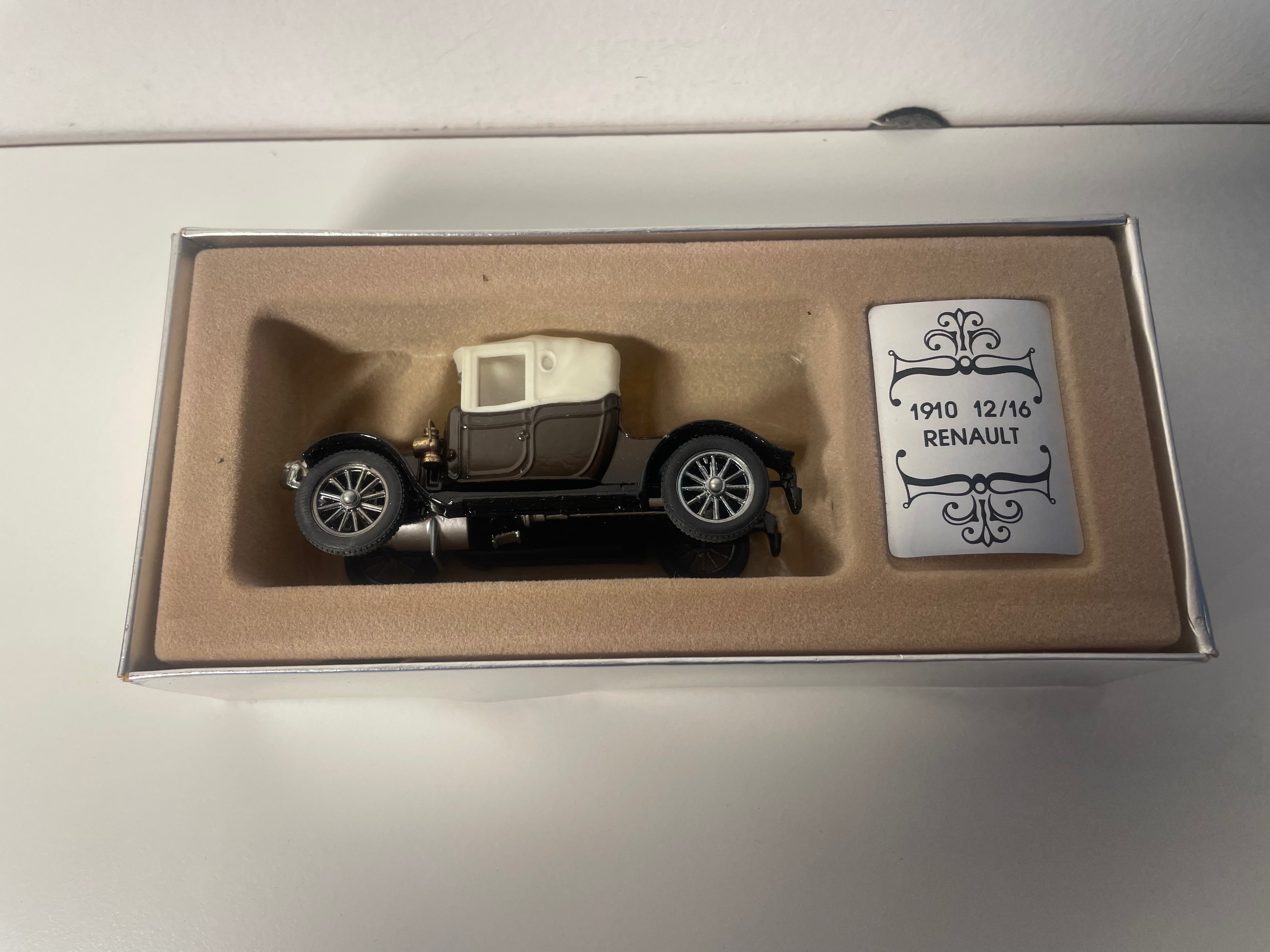 Renault 12/16 PS braun und weiß von 1910 - CORGI Referenz C862 (graue rechteckige Box)