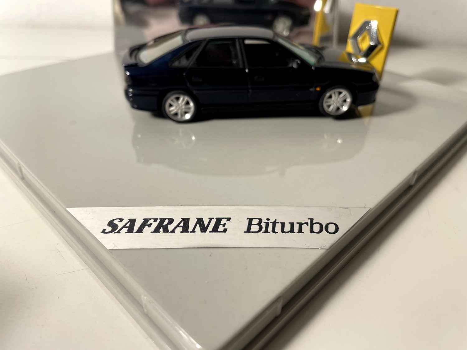 Renault Safrane Biturbo ciemnoniebieski (opakowanie kwadratowe - Renault Boutique)