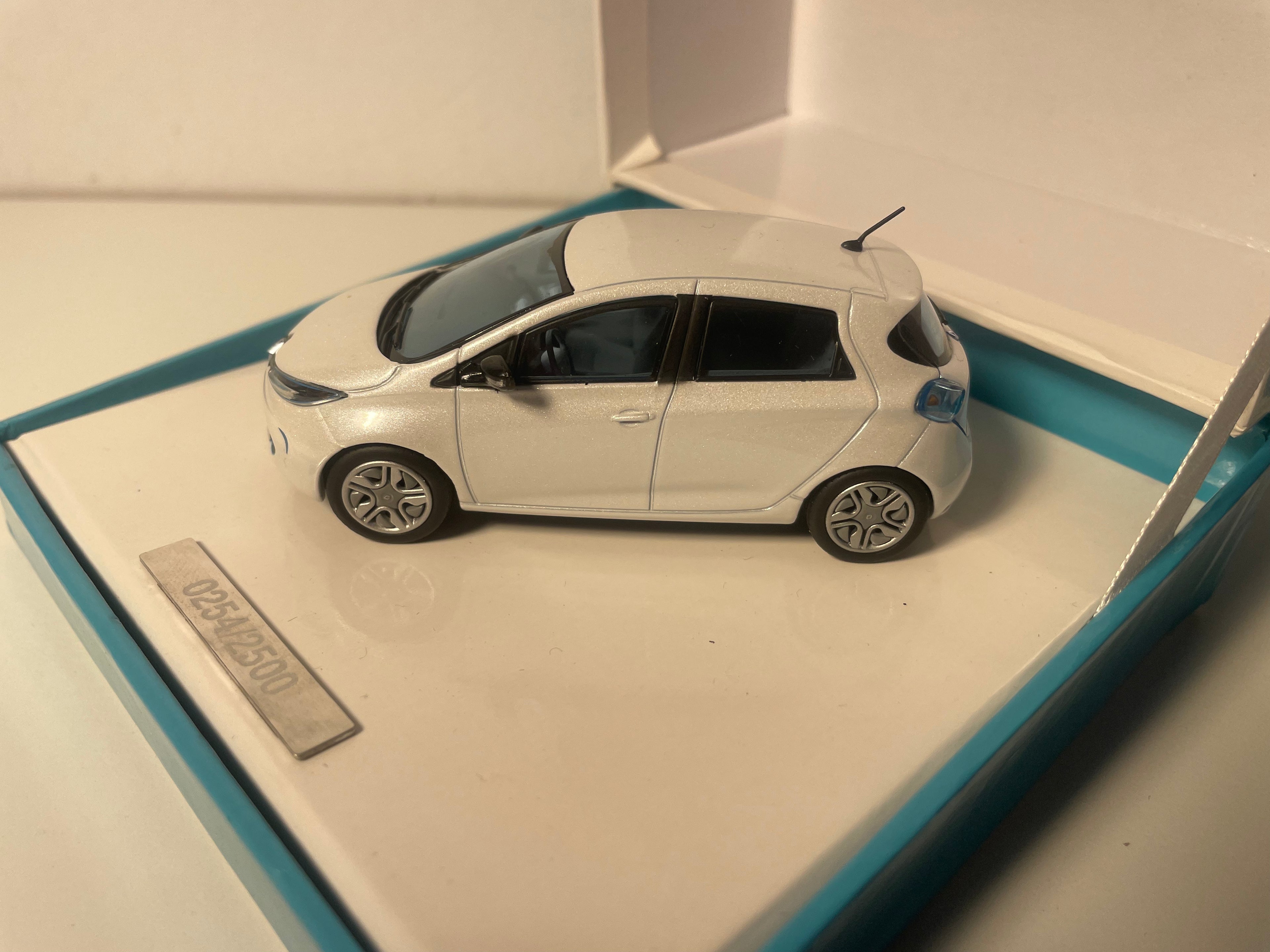 Renault ZOÉ pearlescent white - ELIGOR (square blue box set)