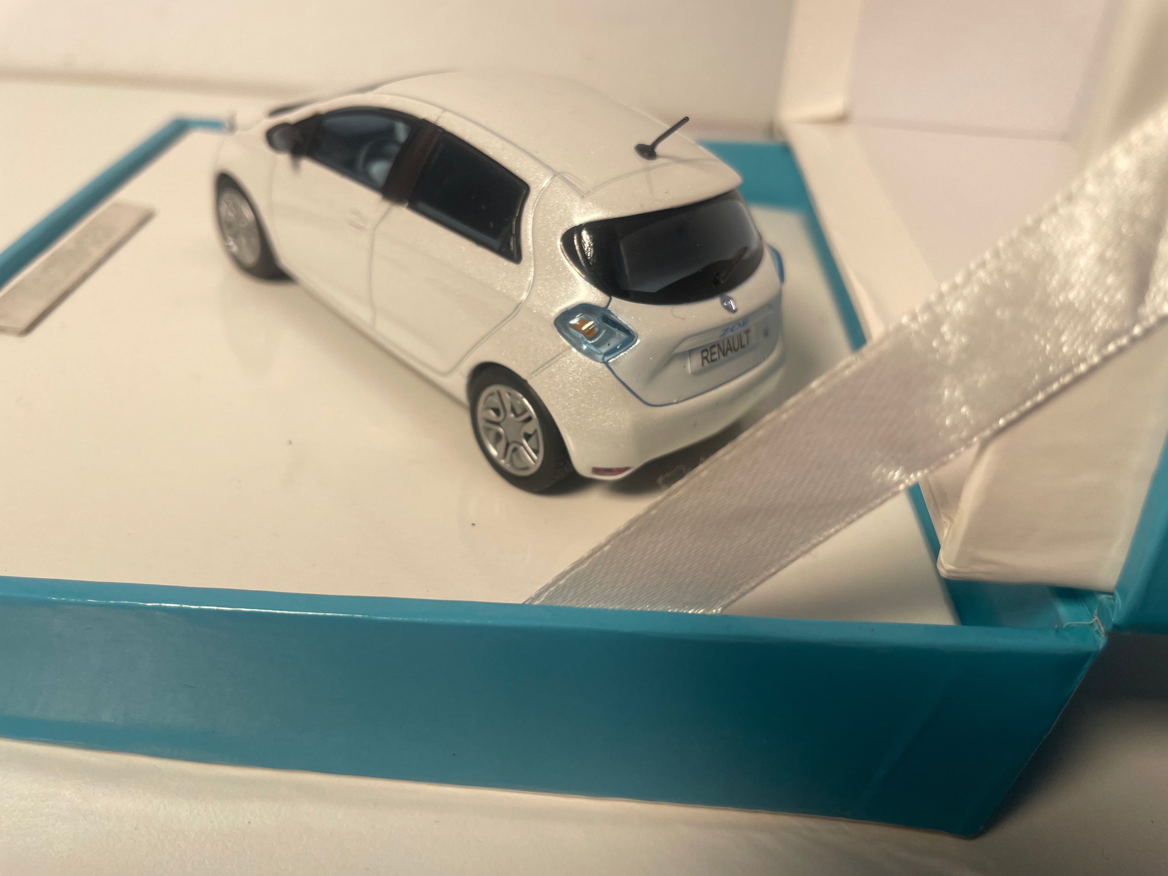 Renault ZOÉ pearlescent white - ELIGOR (square blue box set)