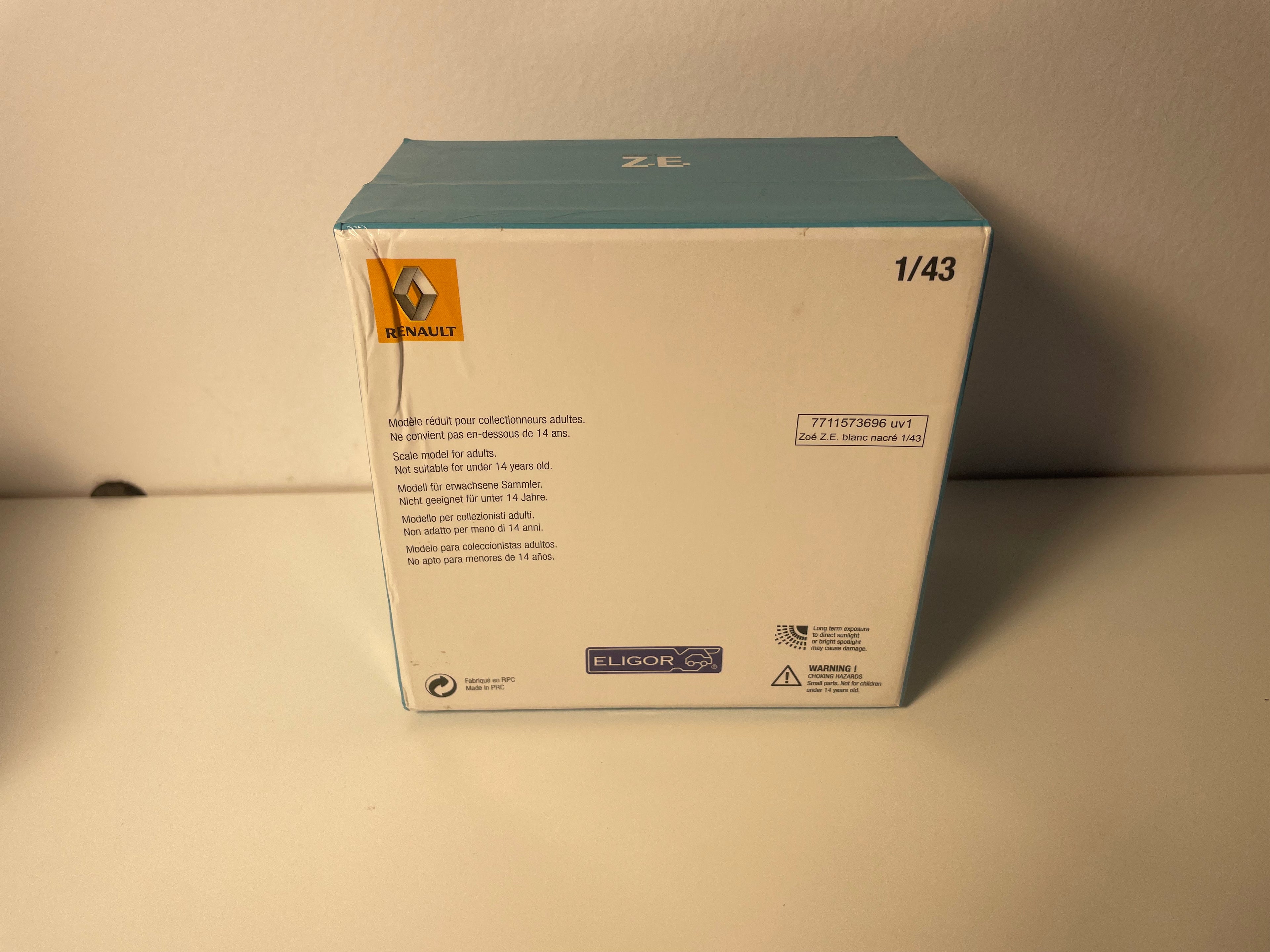 Renault ZOÉ pearlescent white - ELIGOR (square blue box set)