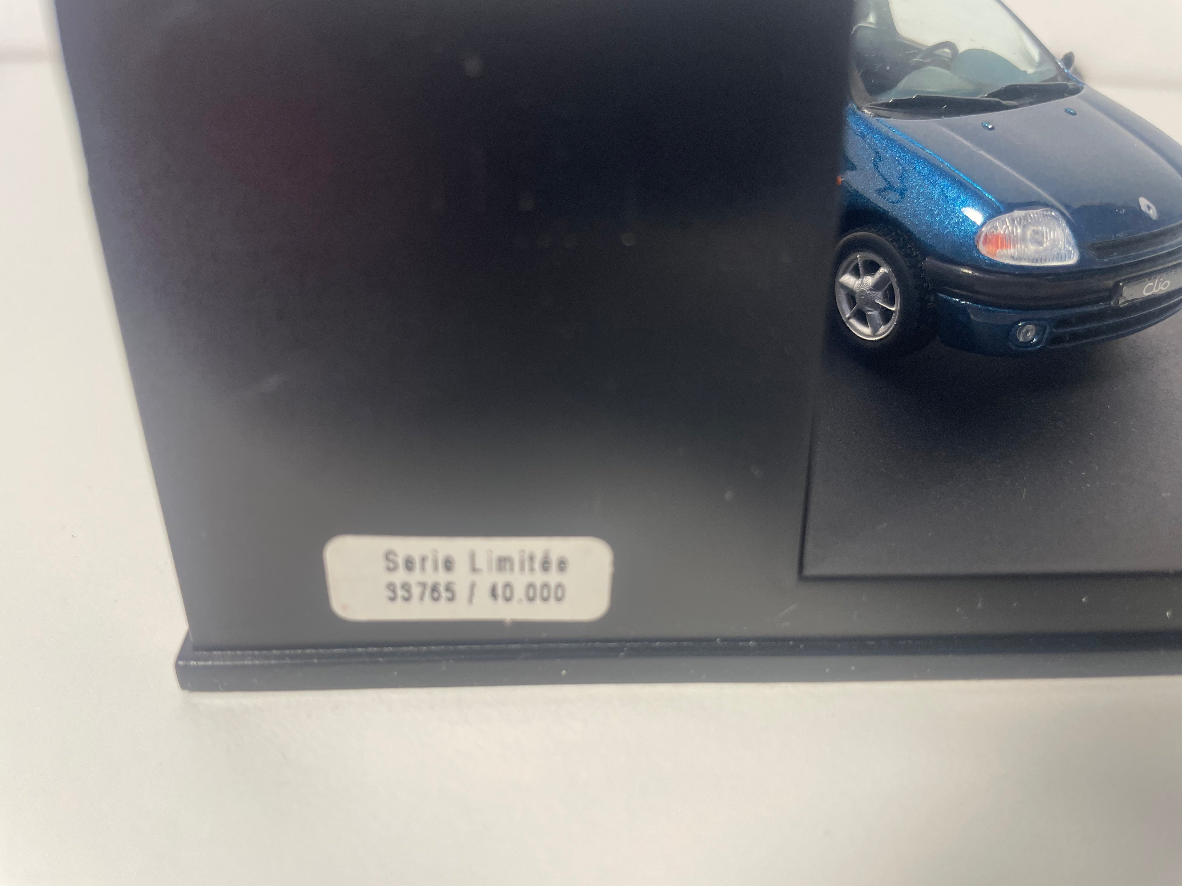 Renault Clio bleue - VITESSE (coffret boite rectangle avec boite en carton blanc)