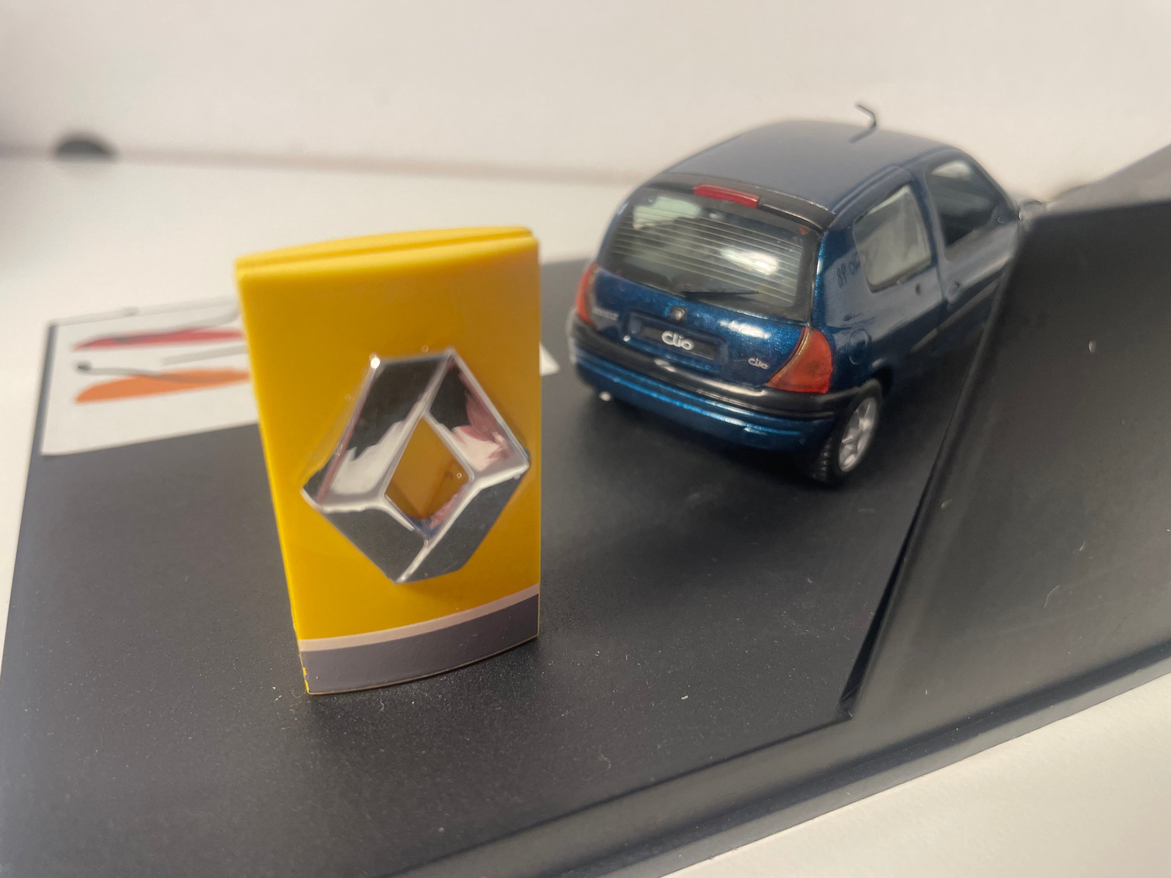 Renault Clio bleue - VITESSE (coffret boite rectangle avec boite en carton blanc)