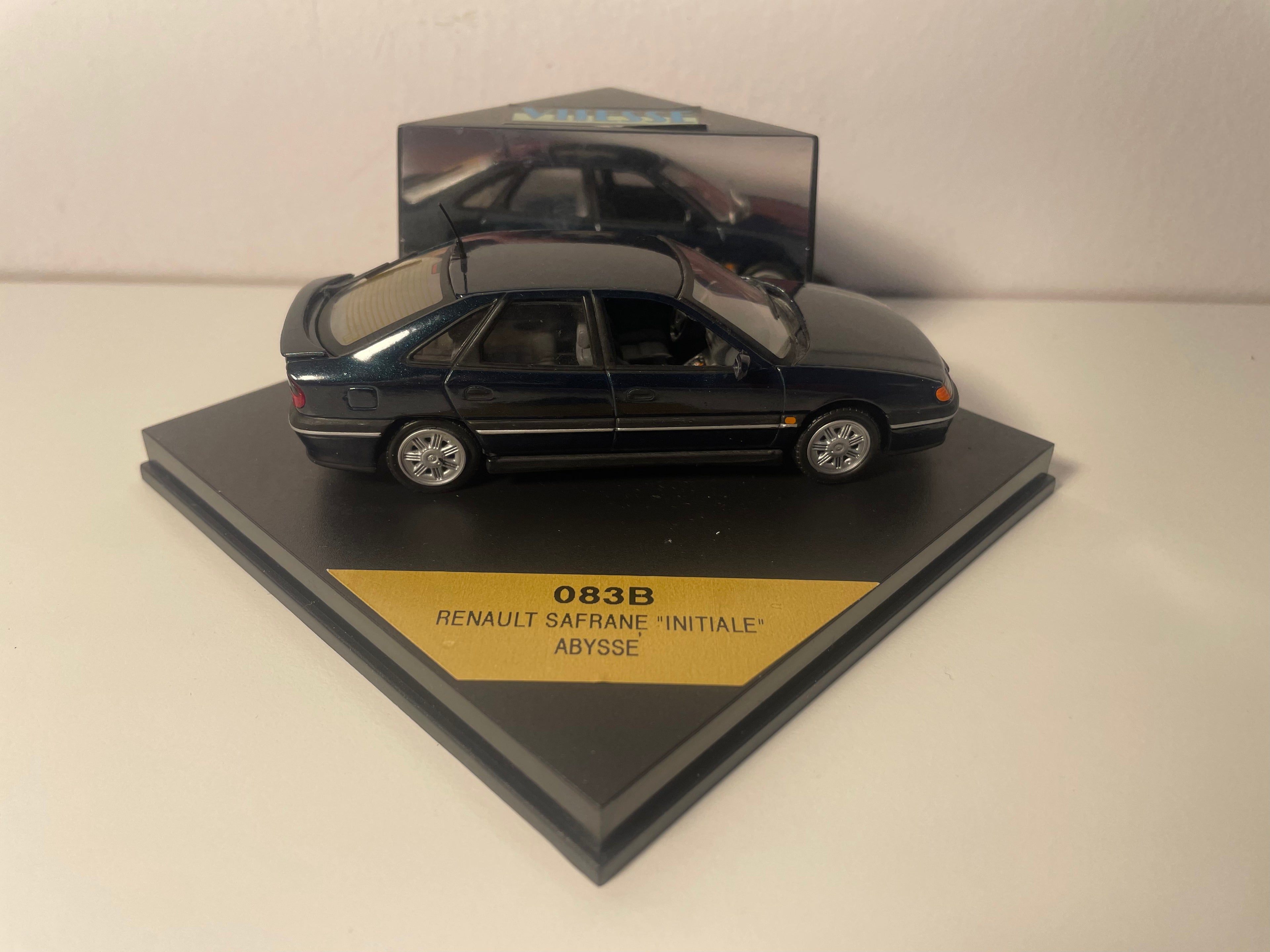 Renault Safrane Initiale na cor Abysse (azul escuro com um tom verde)? - Vitesse referência 083B (caixa quadrada)