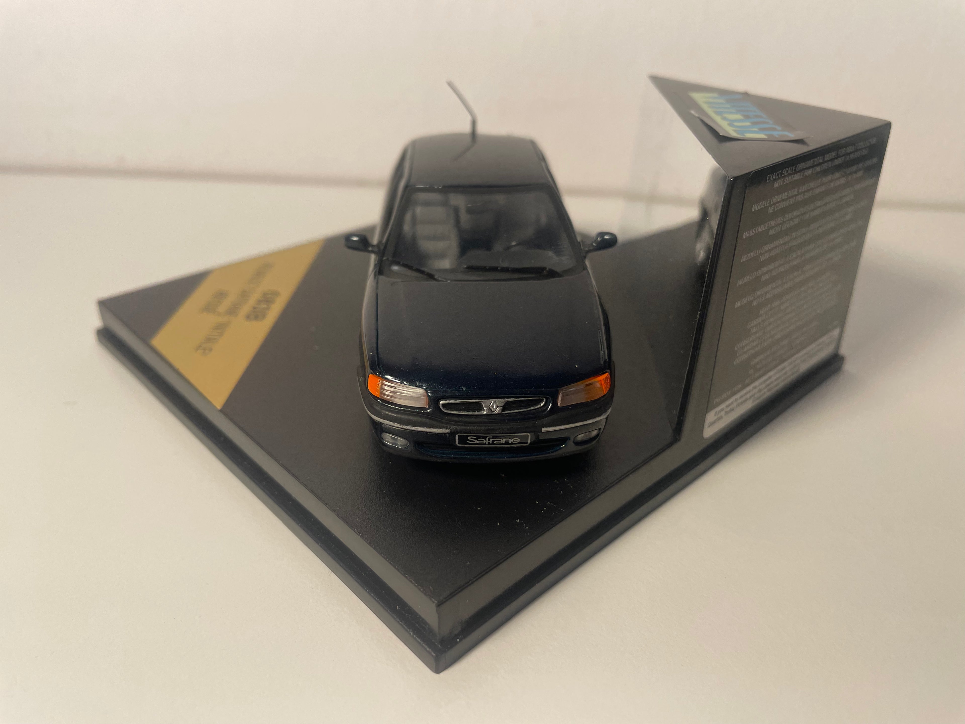 Renault Safrane Initiale na cor Abysse (azul escuro com um tom verde)? - Vitesse referência 083B (caixa quadrada)