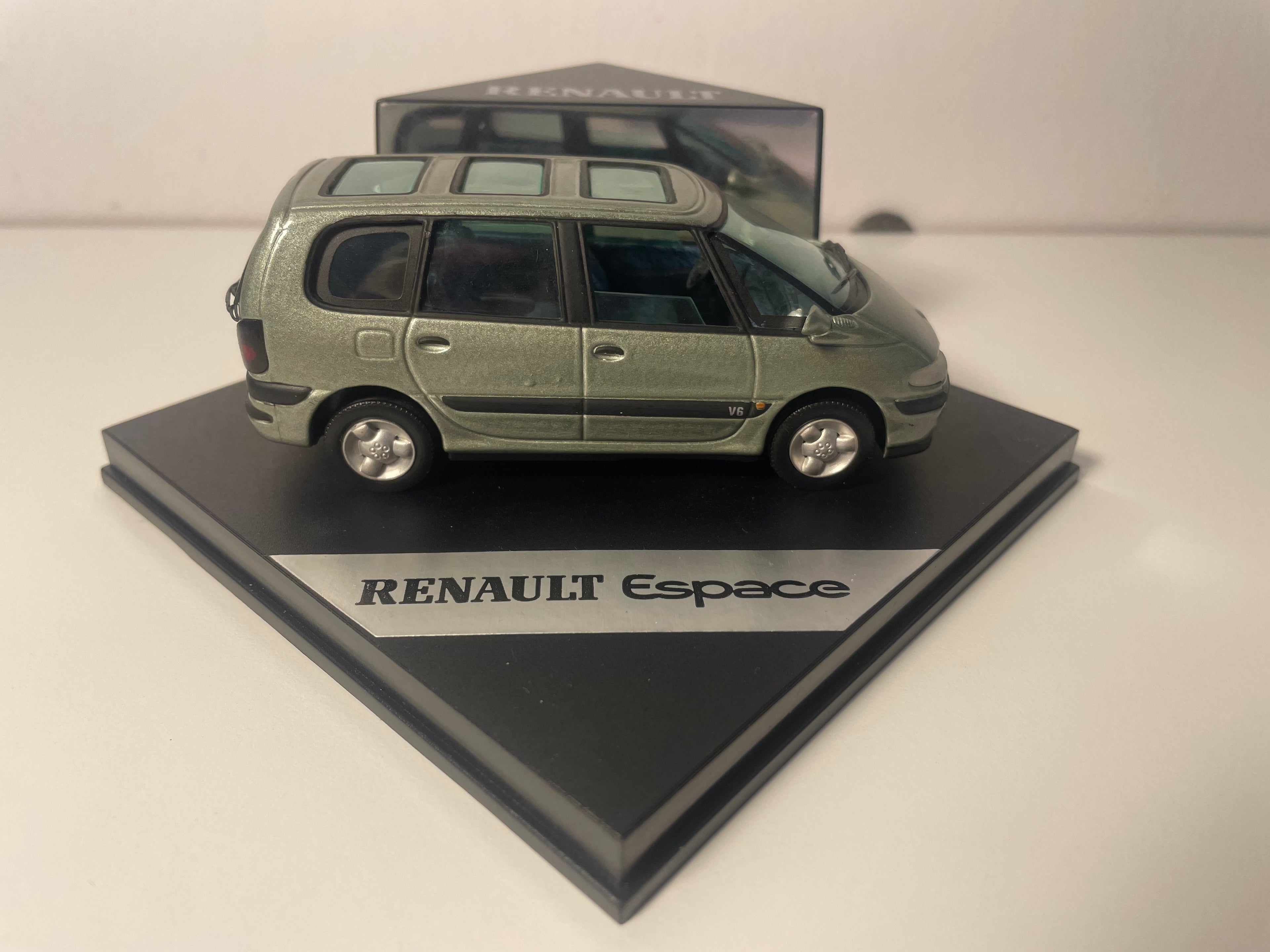 Renault Espace grün (quadratische Box)