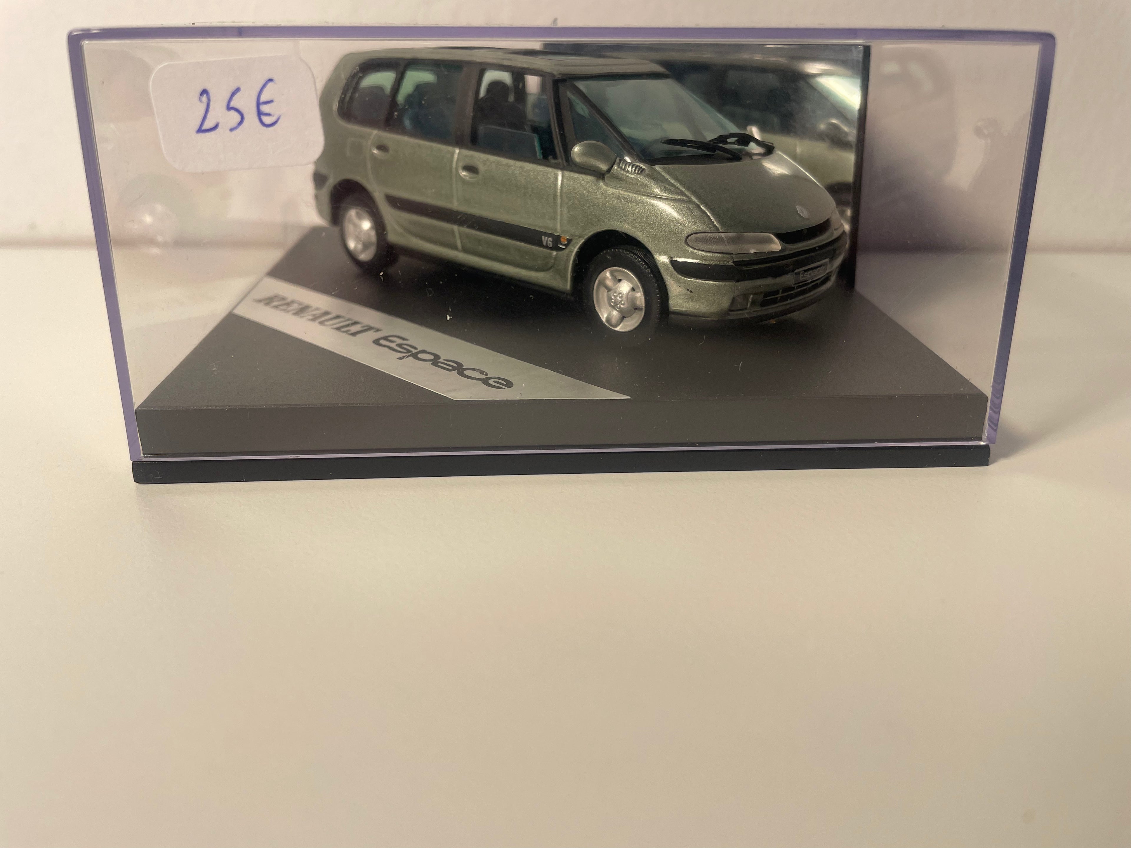 Renault Espace grün (quadratische Box)