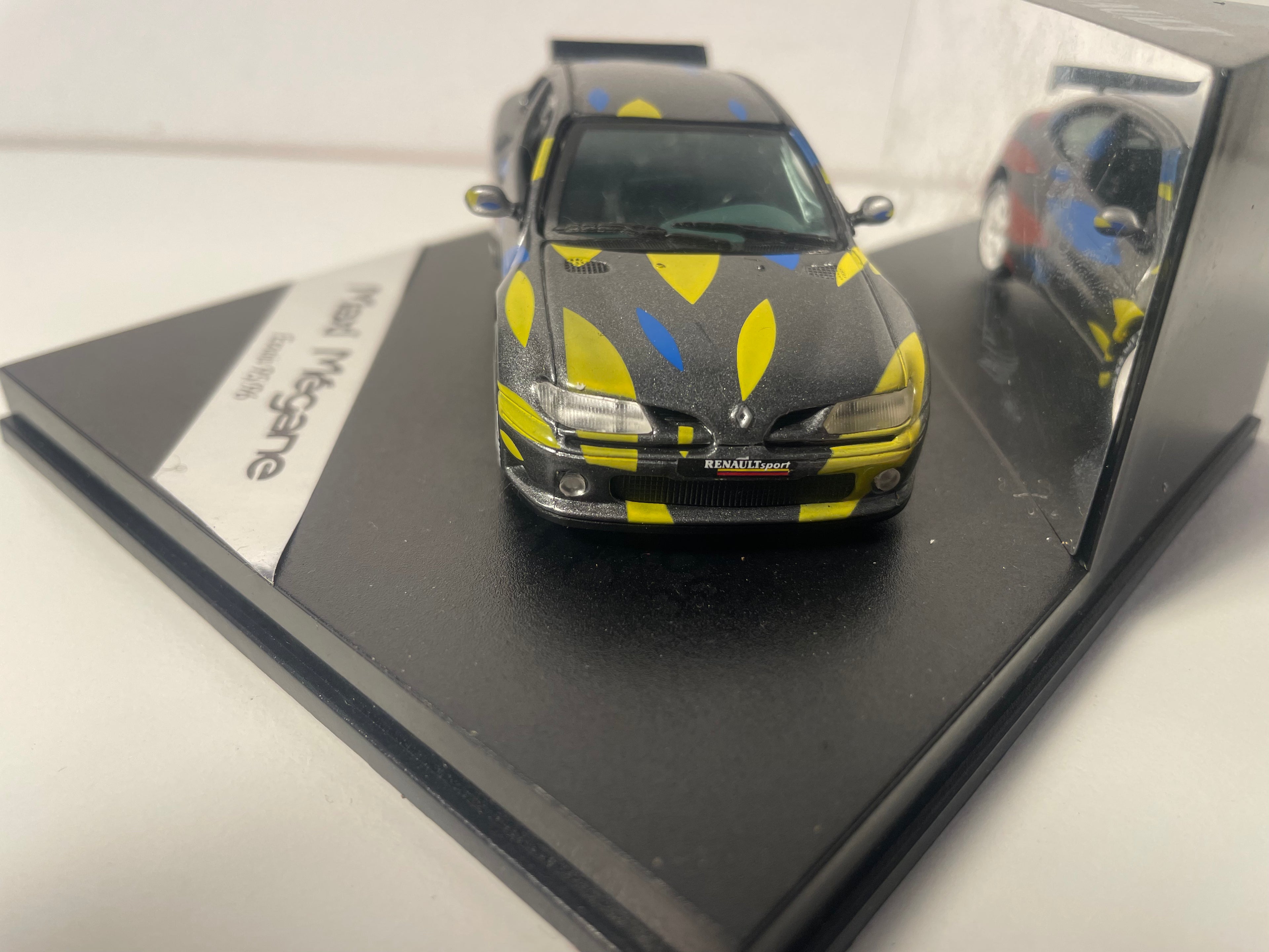 Renault Maxi Mégane Cinza com Desenhos Amarelos e Azuis - Testes 95/96 - Vitesse (Caixa Quadrada)