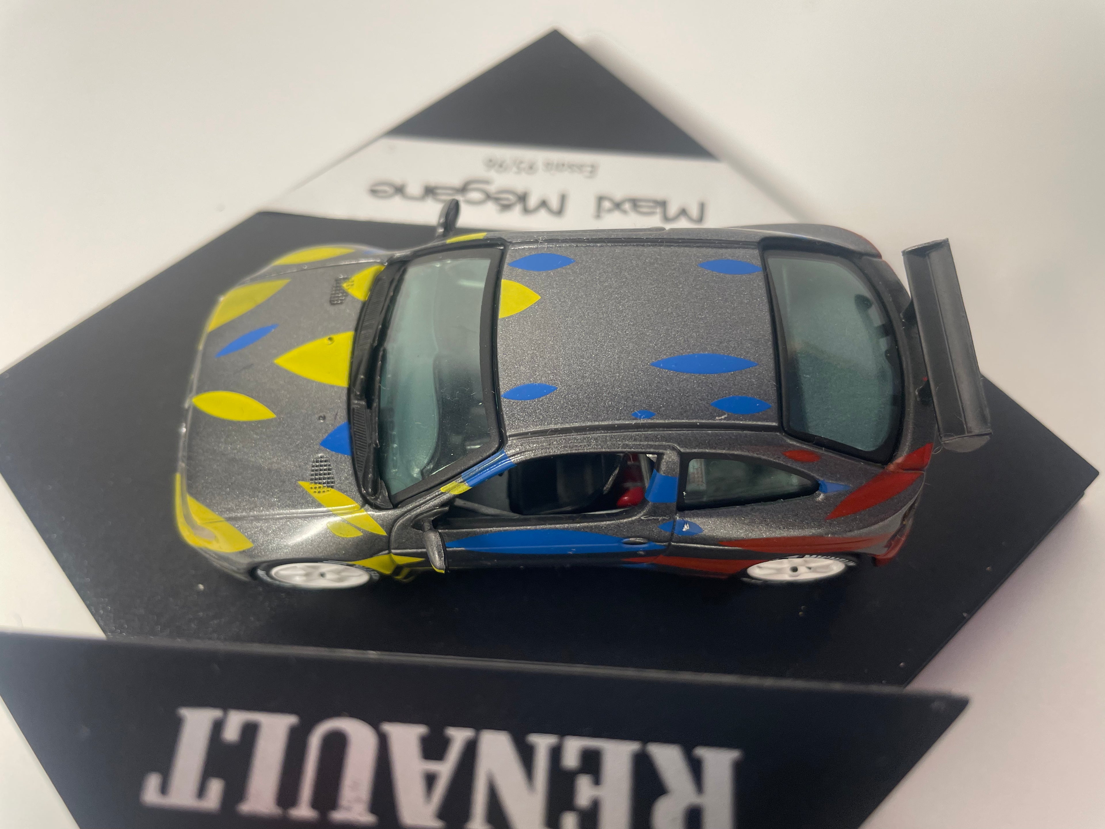 Renault Maxi Mégane Cinza com Desenhos Amarelos e Azuis - Testes 95/96 - Vitesse (Caixa Quadrada)