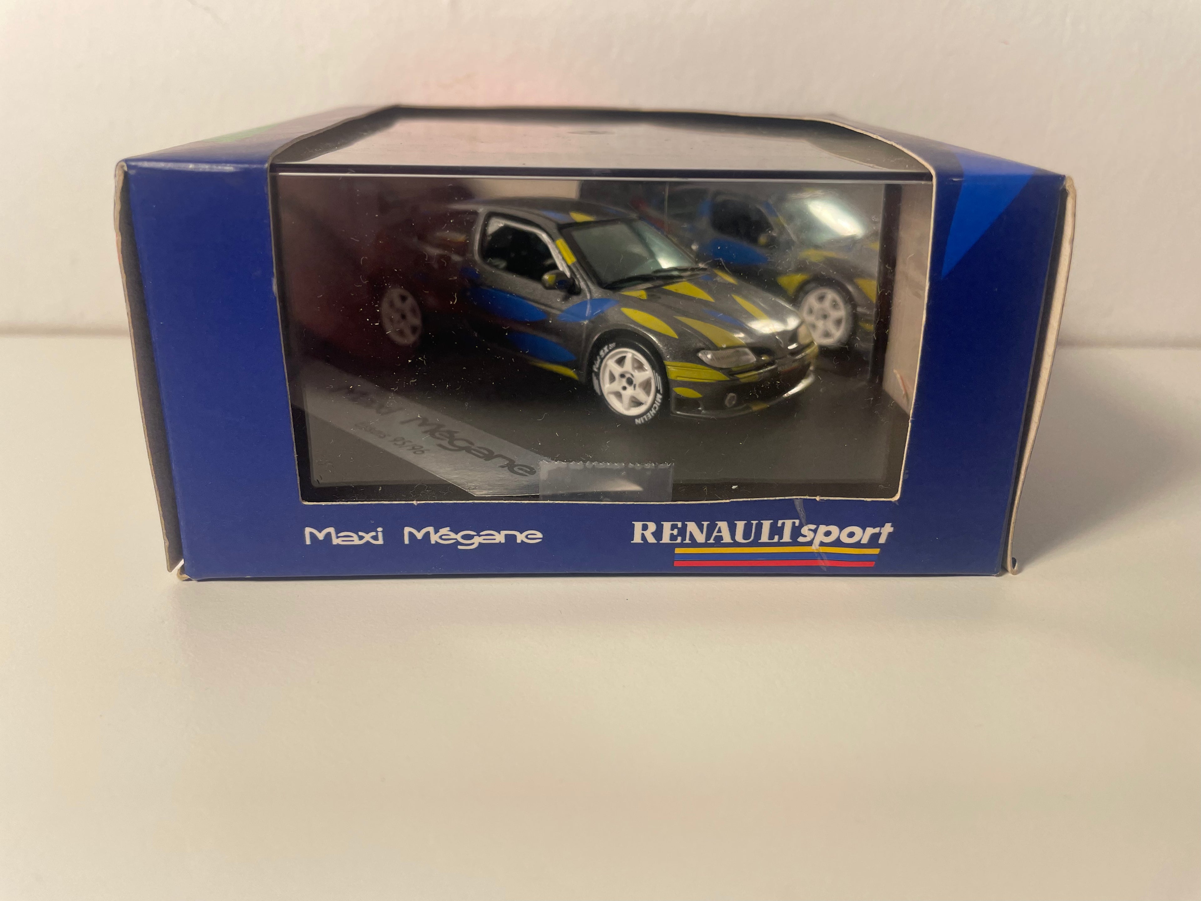 Renault Maxi Mégane Cinza com Desenhos Amarelos e Azuis - Testes 95/96 - Vitesse (Caixa Quadrada)