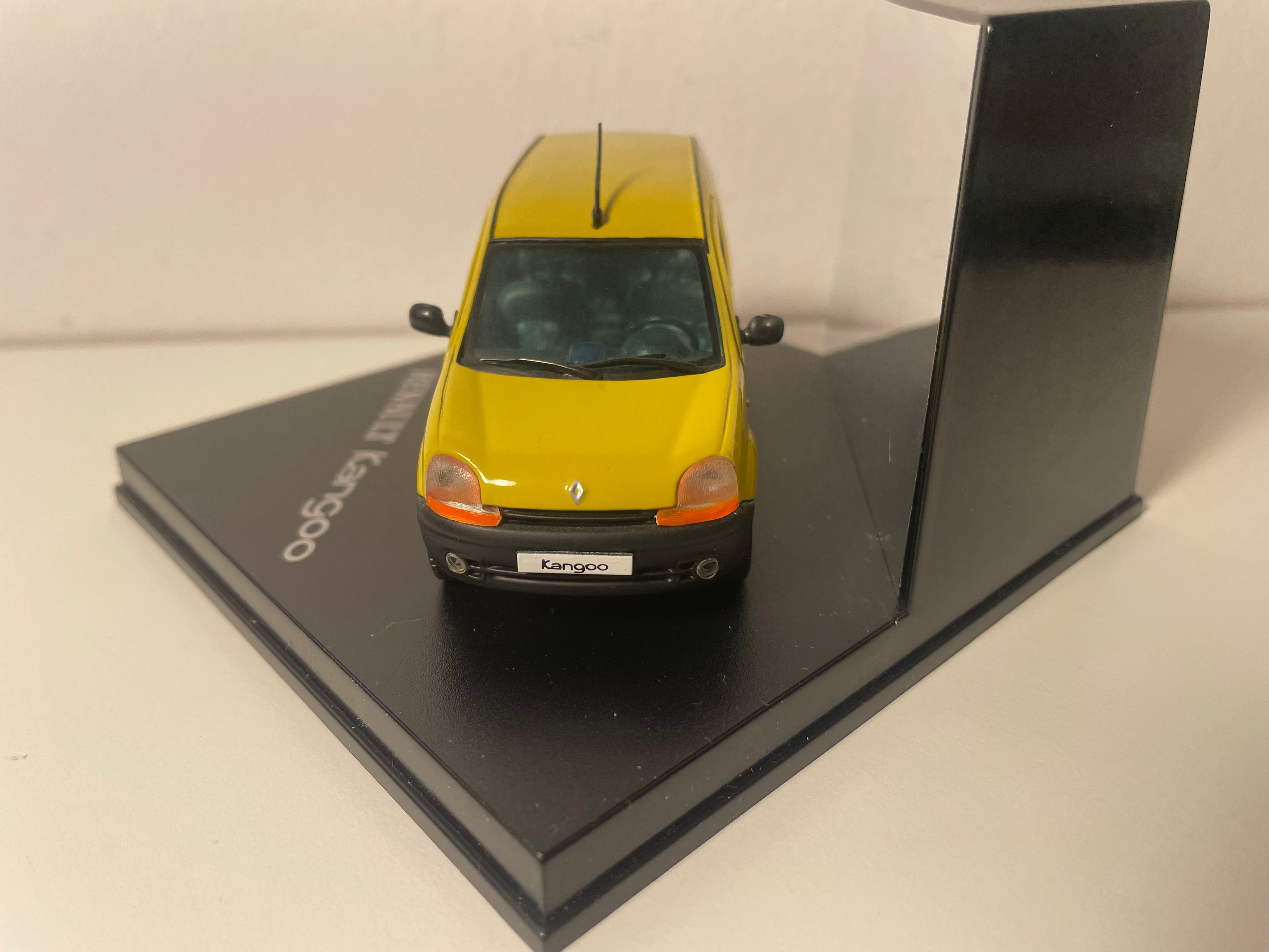 Renault Kangoo żółty z oknami - Vitesse (pudełko kwadratowe)
