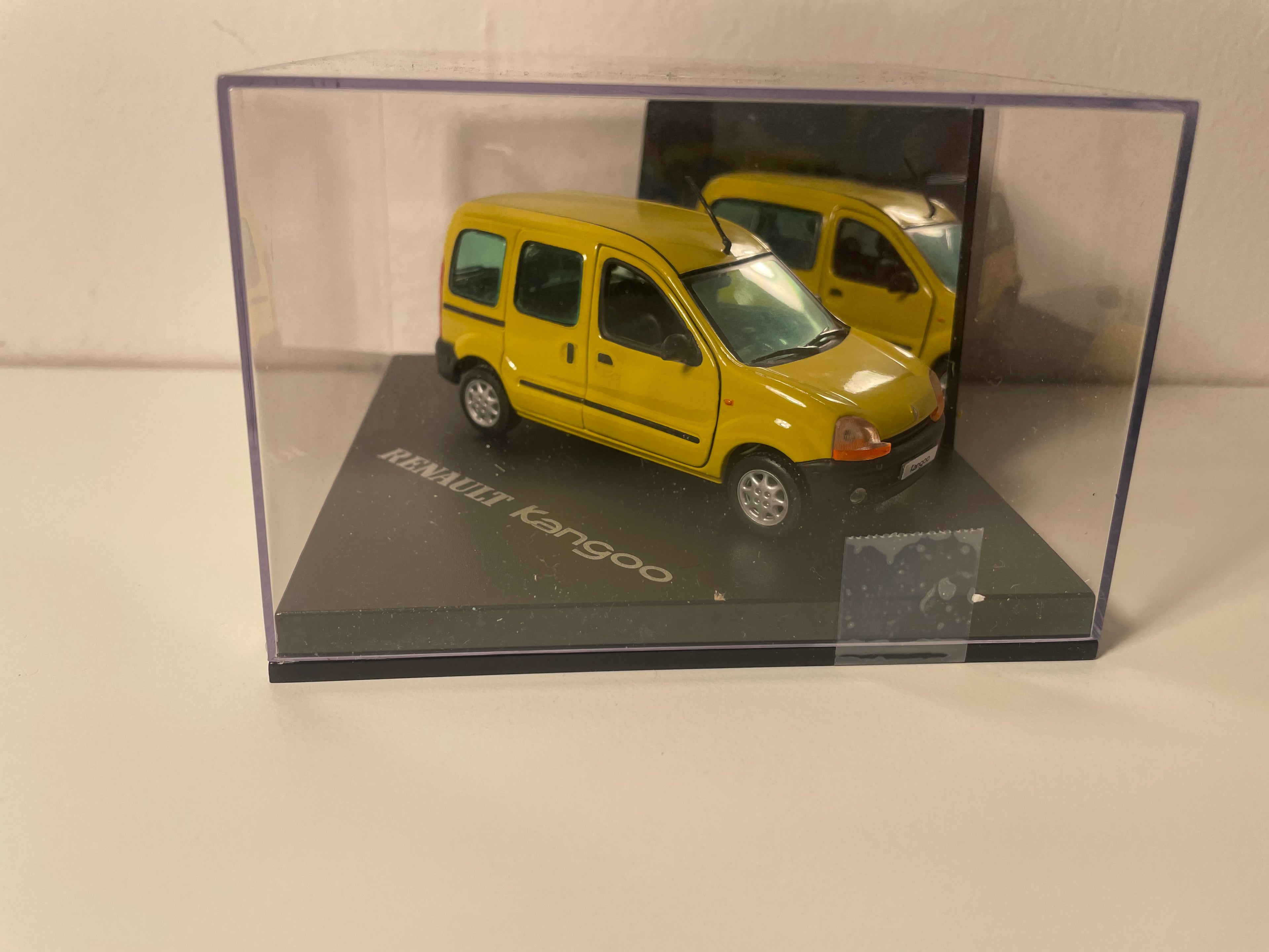 Renault Kangoo żółty z oknami - Vitesse (pudełko kwadratowe)