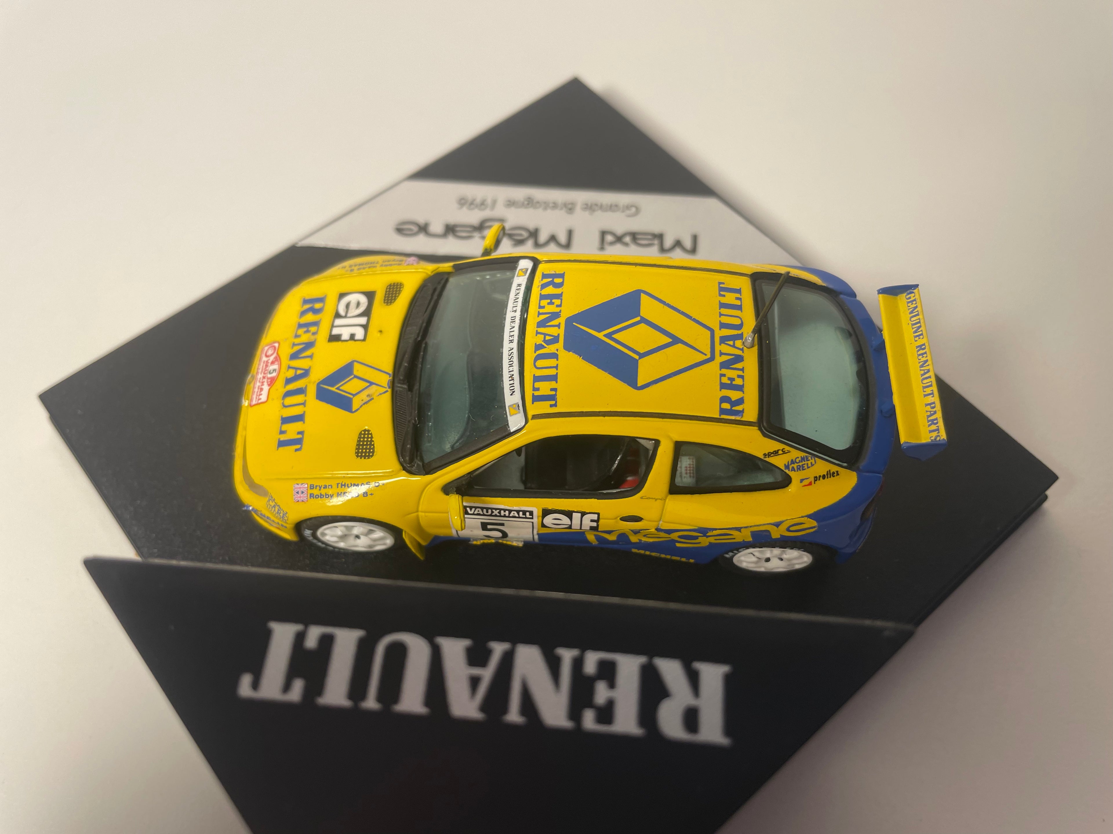 Renault Maxi Mégane jaune et bleu numéro 5 - rallye de Grande-Bretagne de 1996 - VITESSE (boite carrée)