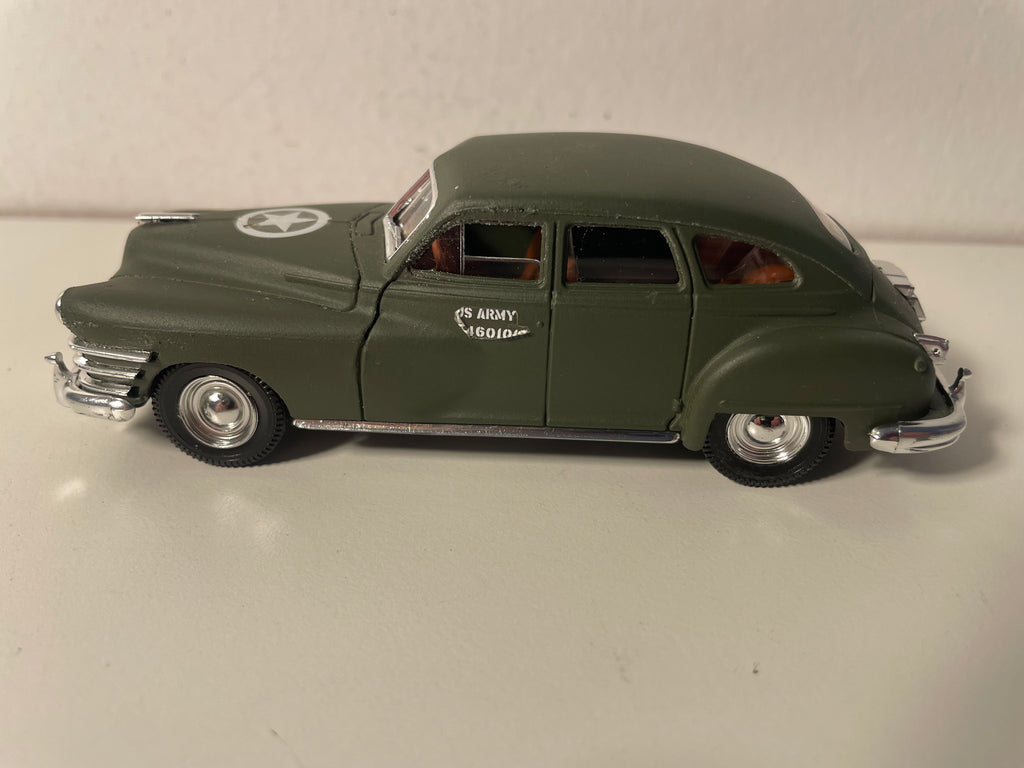 Voiture miniature militaire Chrysler Windsor de 1948 - Solido (fabrication française) - boite N°EI1732 (DÉFAUT DE PEINTURE)