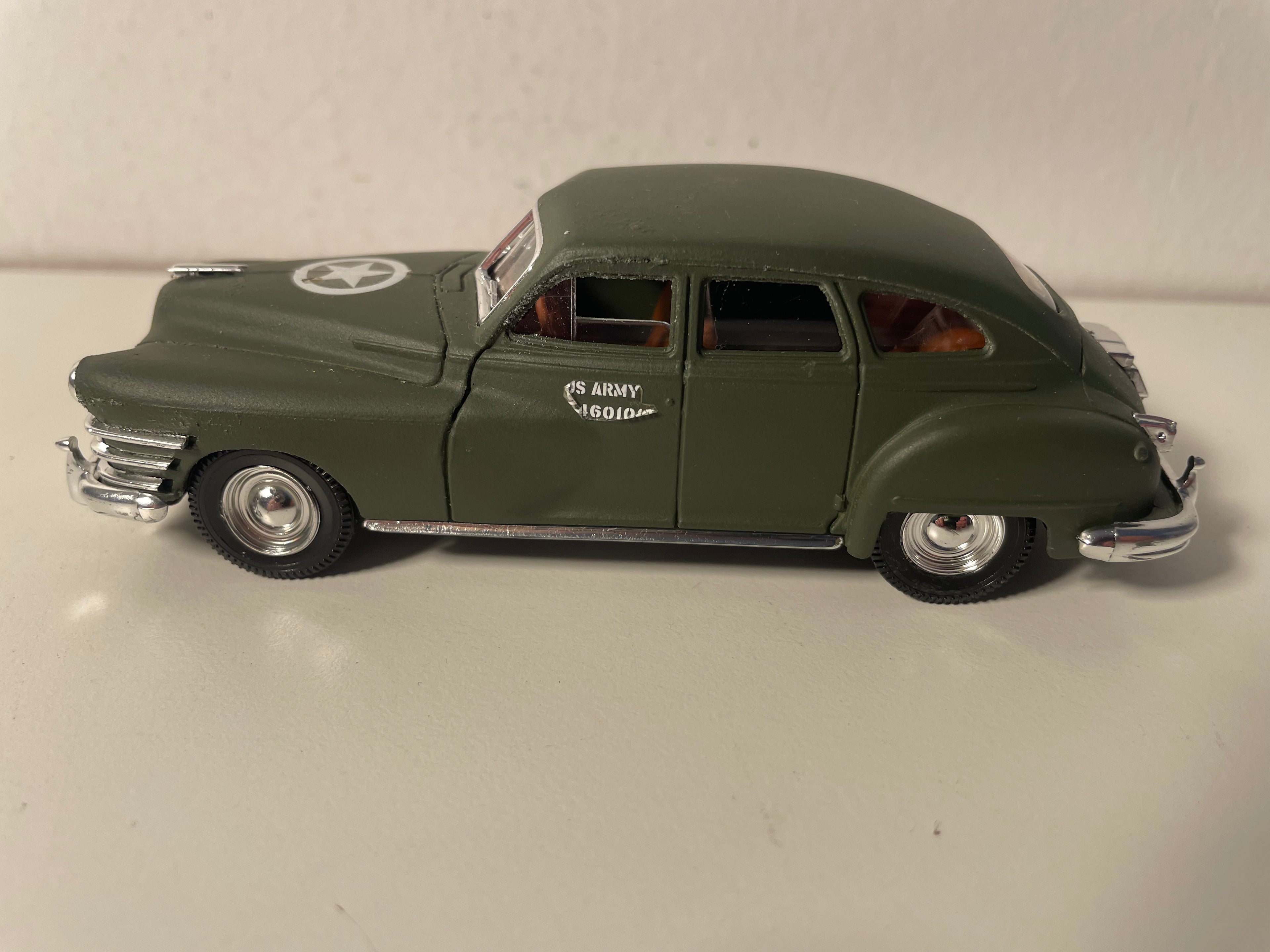Voiture miniature militaire Chrysler Windsor de 1948 - Solido (fabrication française) - boite N°EI1732 (DÉFAUT DE PEINTURE)