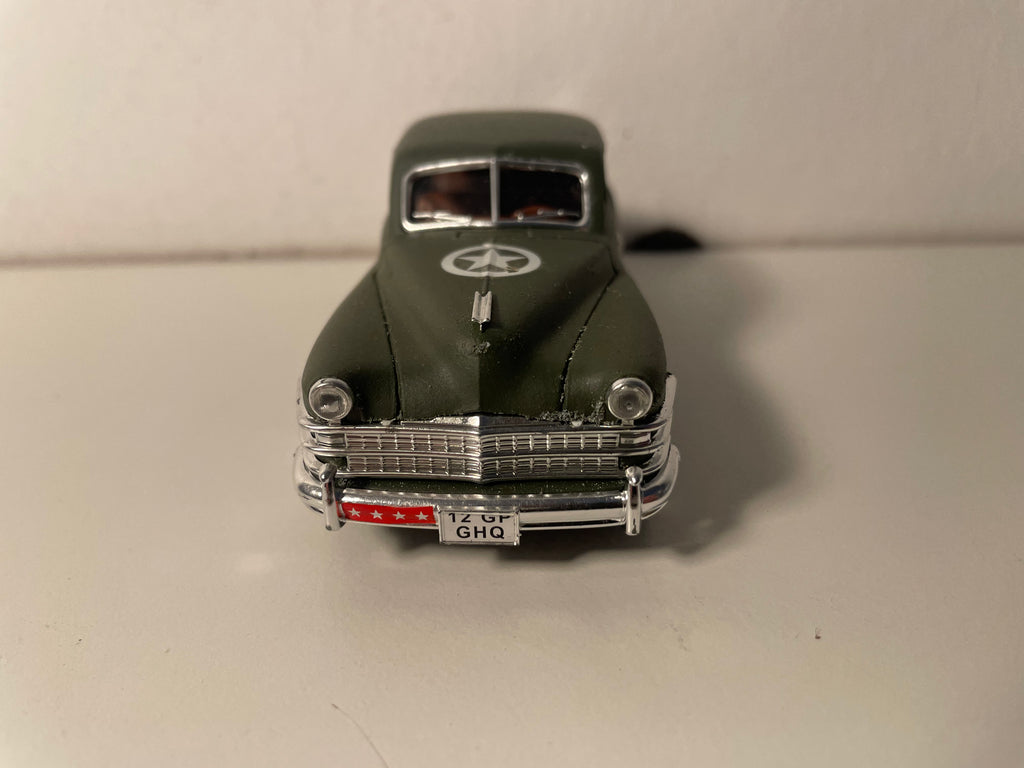 Voiture miniature militaire Chrysler Windsor de 1948 - Solido (fabrication française) - boite N°EI1732 (DÉFAUT DE PEINTURE)