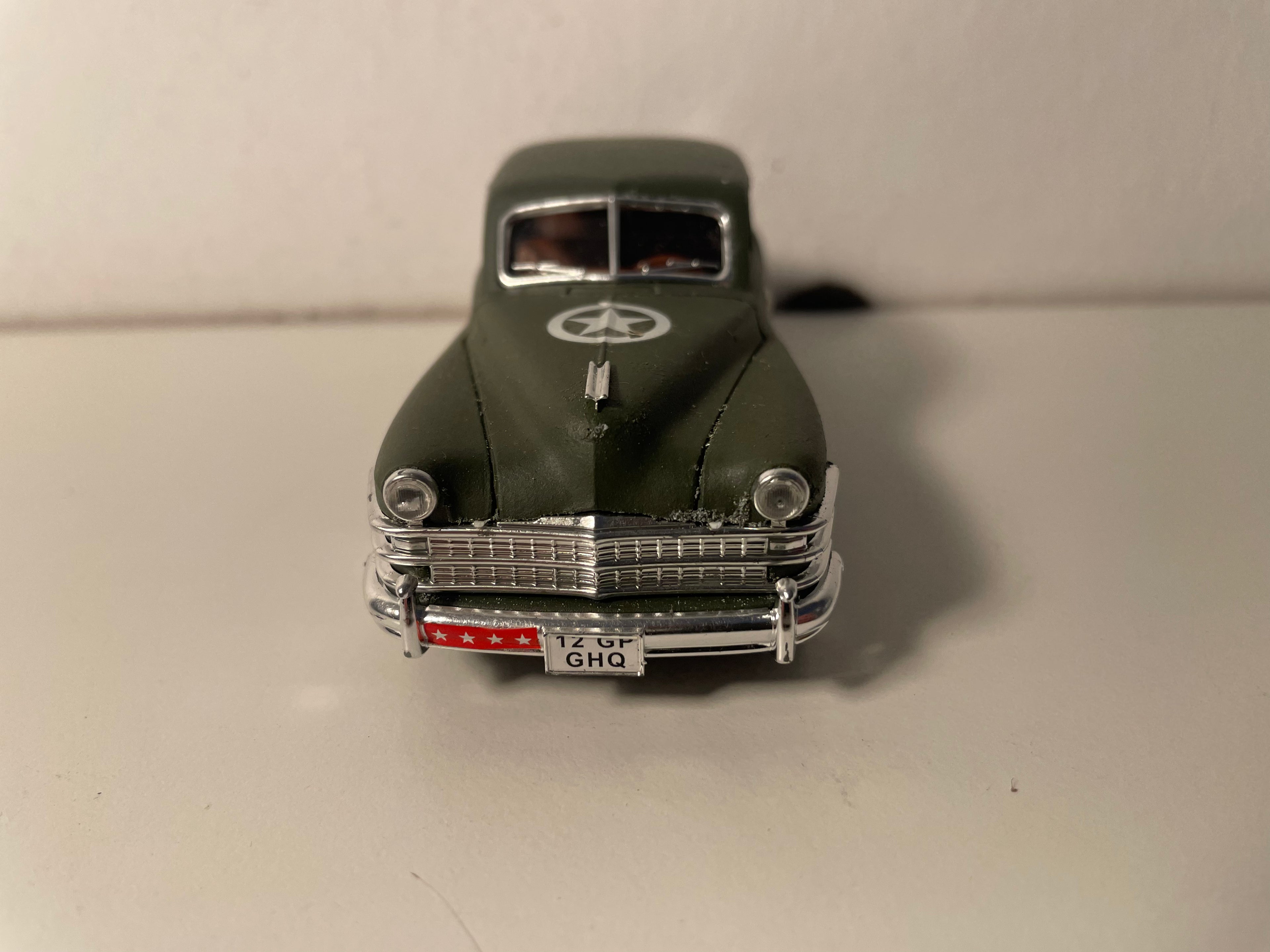 Voiture miniature militaire Chrysler Windsor de 1948 - Solido (fabrication française) - boite N°EI1732 (DÉFAUT DE PEINTURE)
