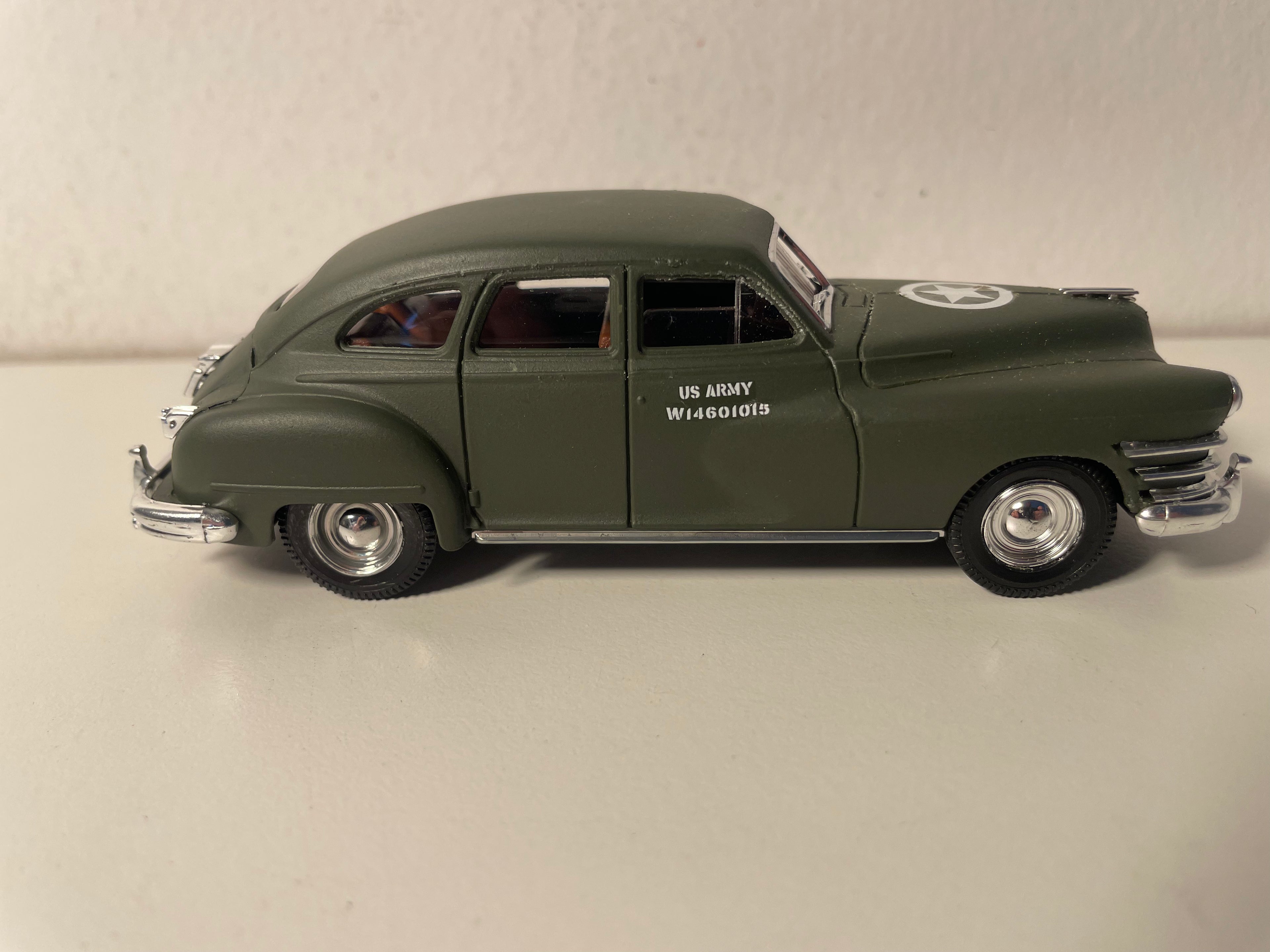 Voiture miniature militaire Chrysler Windsor de 1948 - Solido (fabrication française) - boite N°EI1732 (DÉFAUT DE PEINTURE)