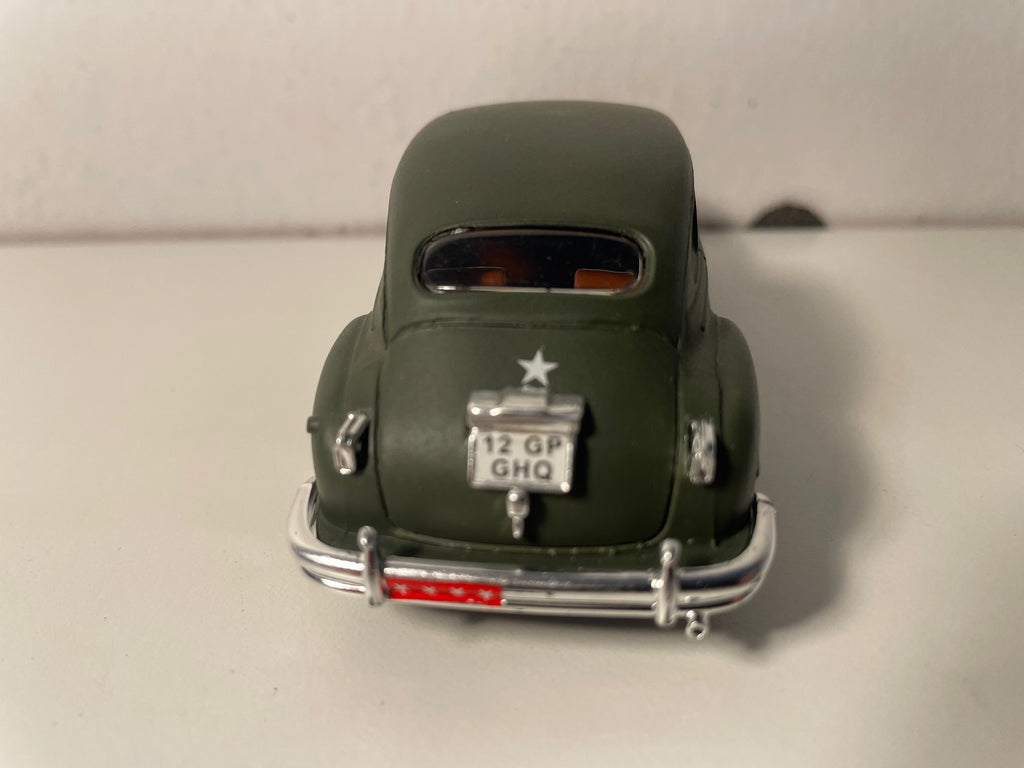 Voiture miniature militaire Chrysler Windsor de 1948 - Solido (fabrication française) - boite N°EI1732 (DÉFAUT DE PEINTURE)