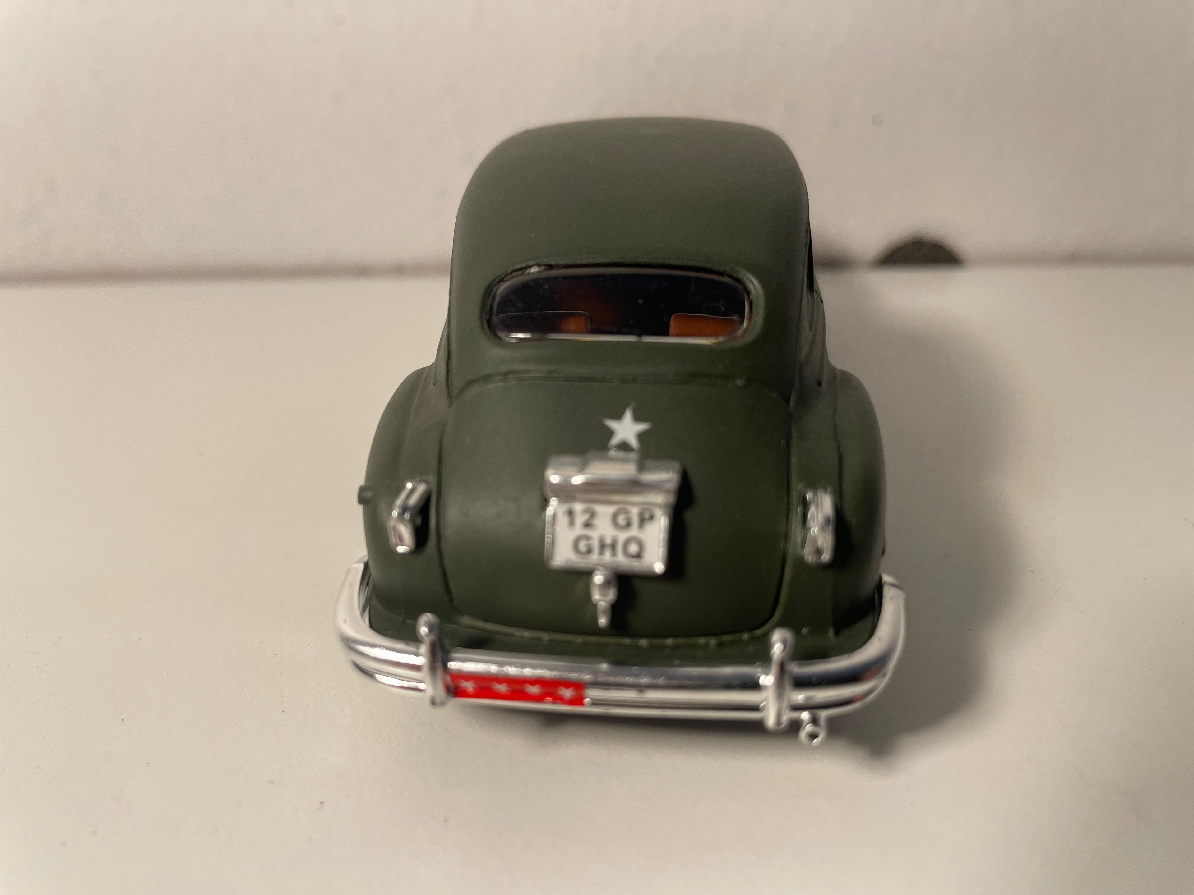 Voiture miniature militaire Chrysler Windsor de 1948 - Solido (fabrication française) - boite N°EI1732 (DÉFAUT DE PEINTURE)