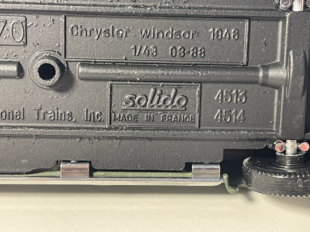 Voiture miniature militaire Chrysler Windsor de 1948 - Solido (fabrication française) - boite N°EI1732 (DÉFAUT DE PEINTURE)