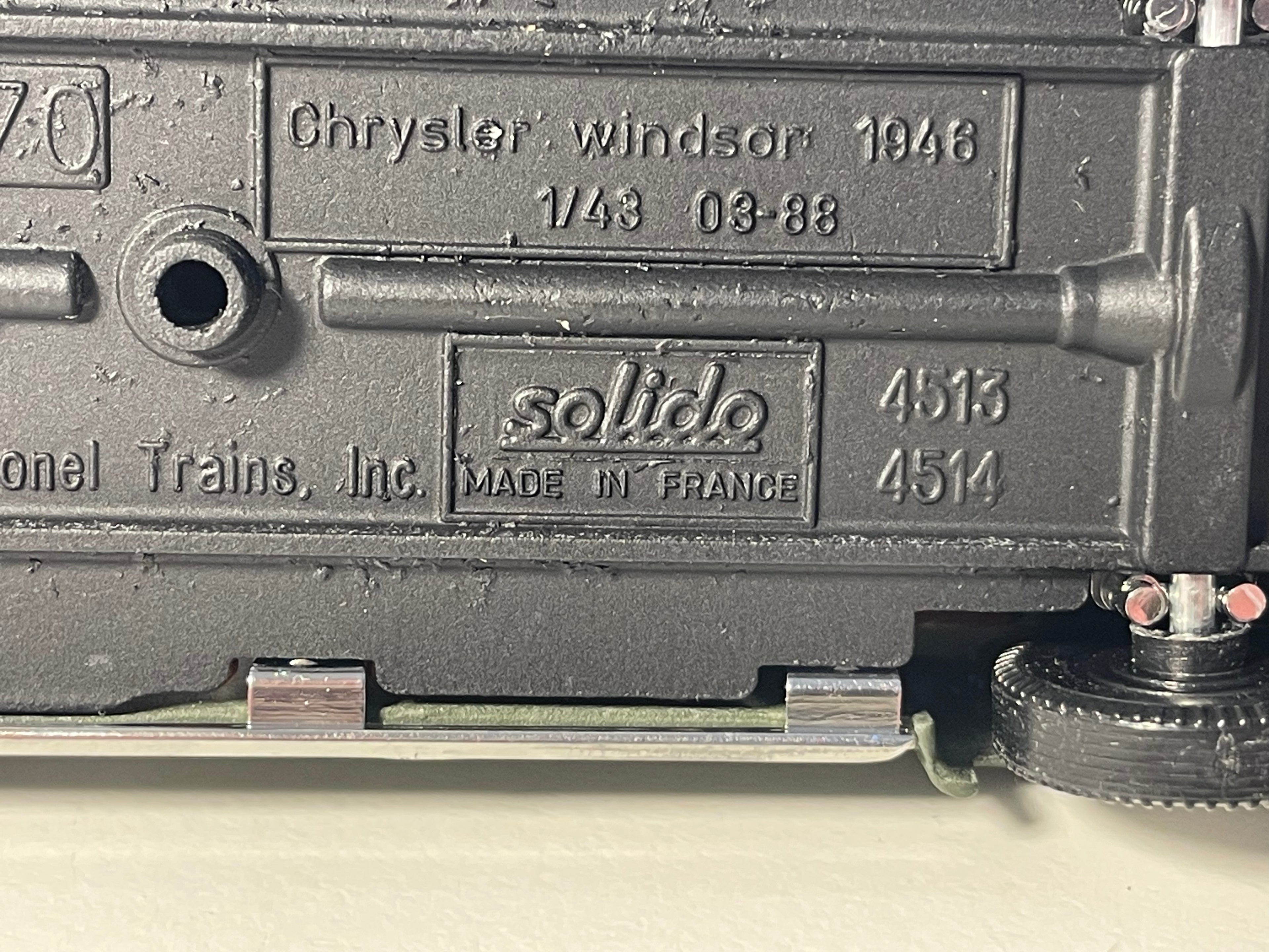 Voiture miniature militaire Chrysler Windsor de 1948 - Solido (fabrication française) - boite N°EI1732 (DÉFAUT DE PEINTURE)