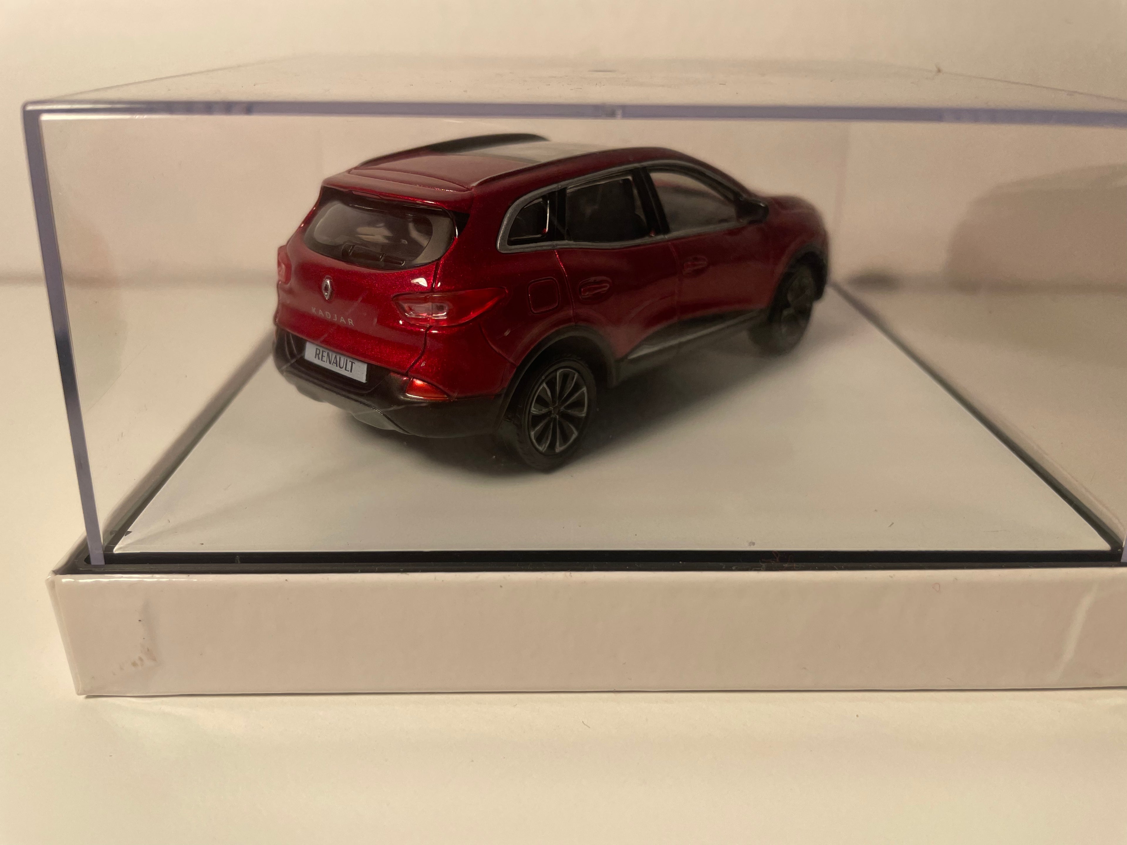 Renault Kadjar rouge foncée (tendance bordeaux)? - coffret boite carrée