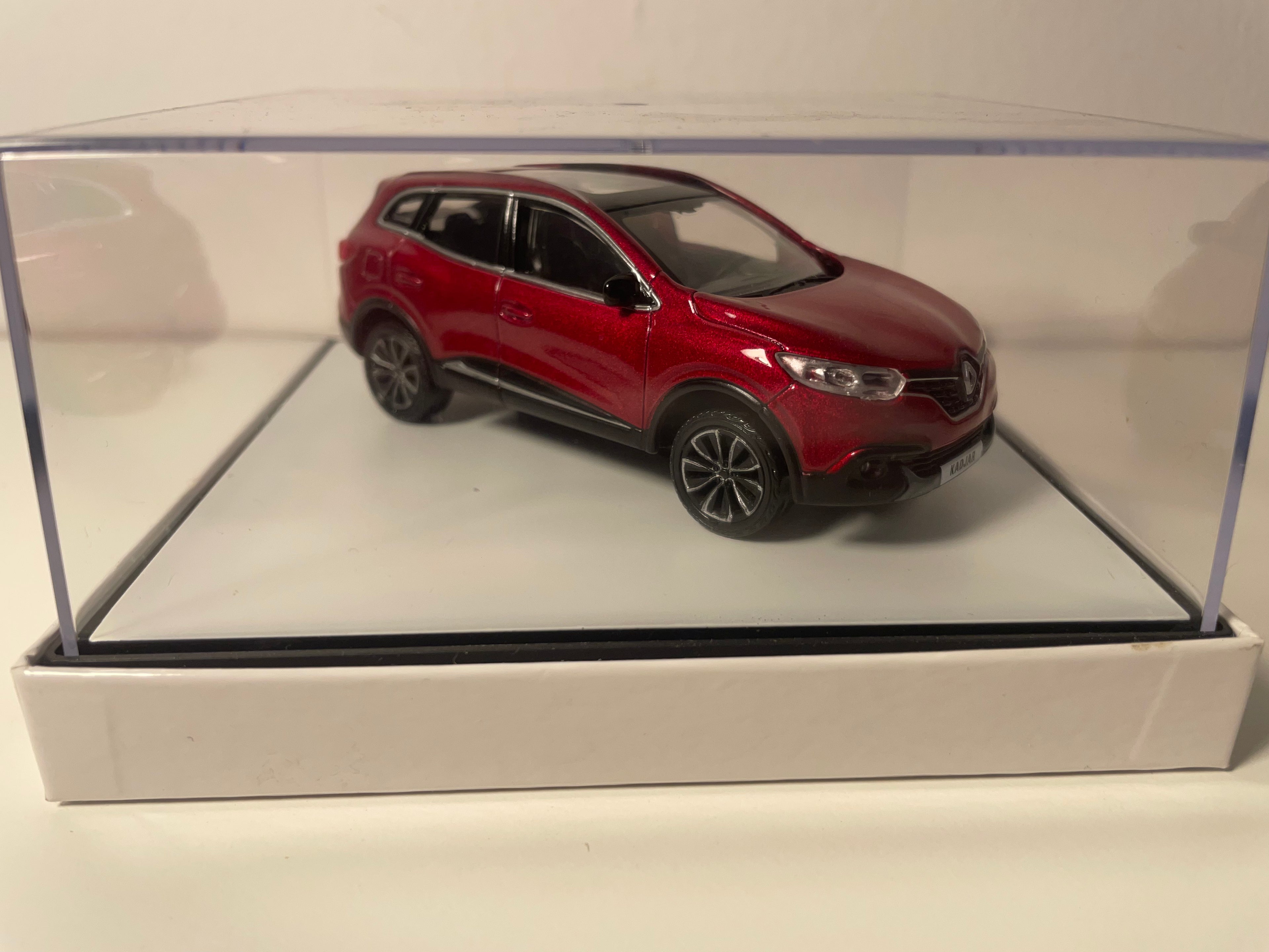 Renault Kadjar rouge foncée (tendance bordeaux)? - coffret boite carrée