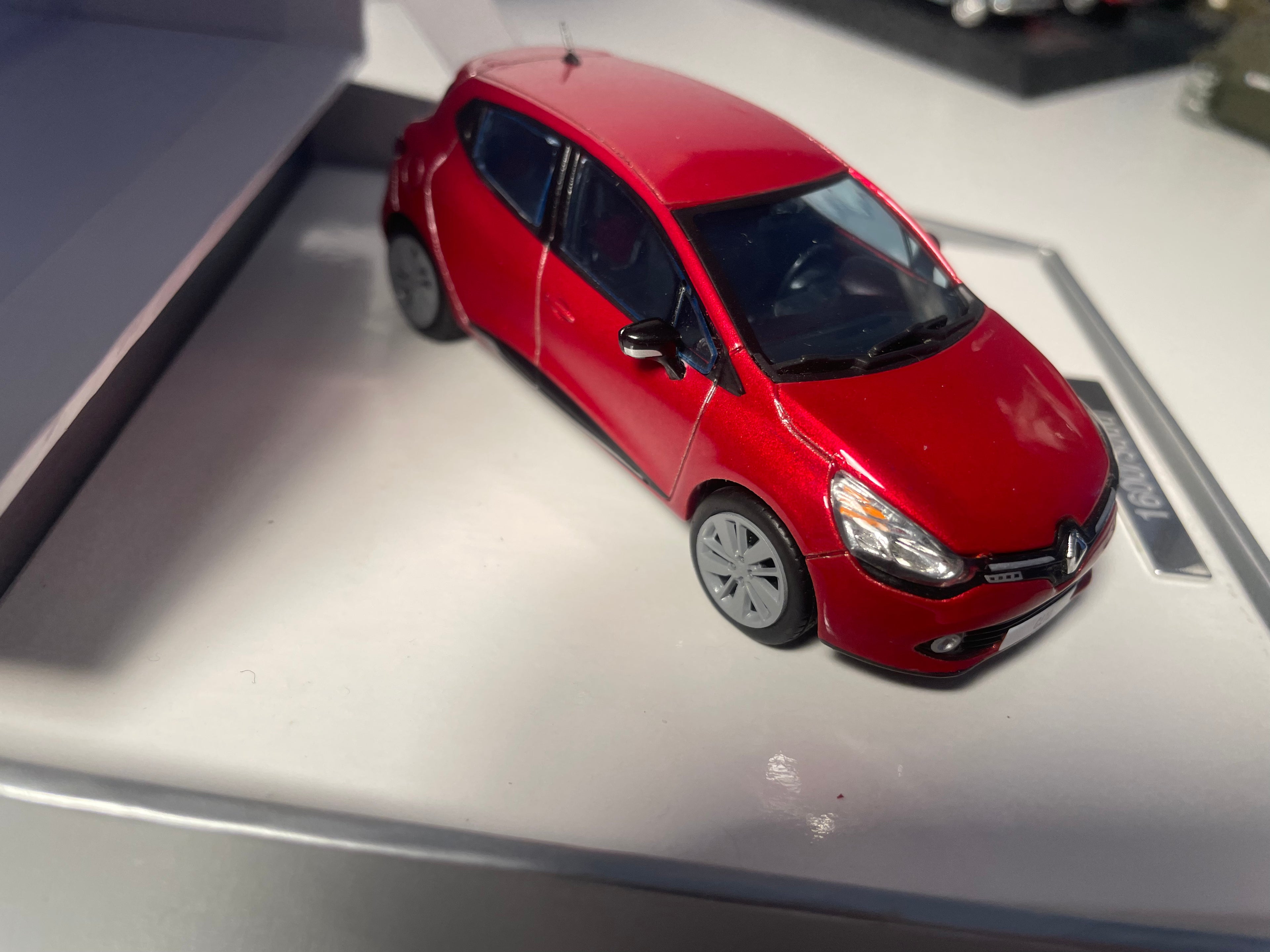 Renault Clio czerwona - ELIGOR (szara pudełko kwadratowe)