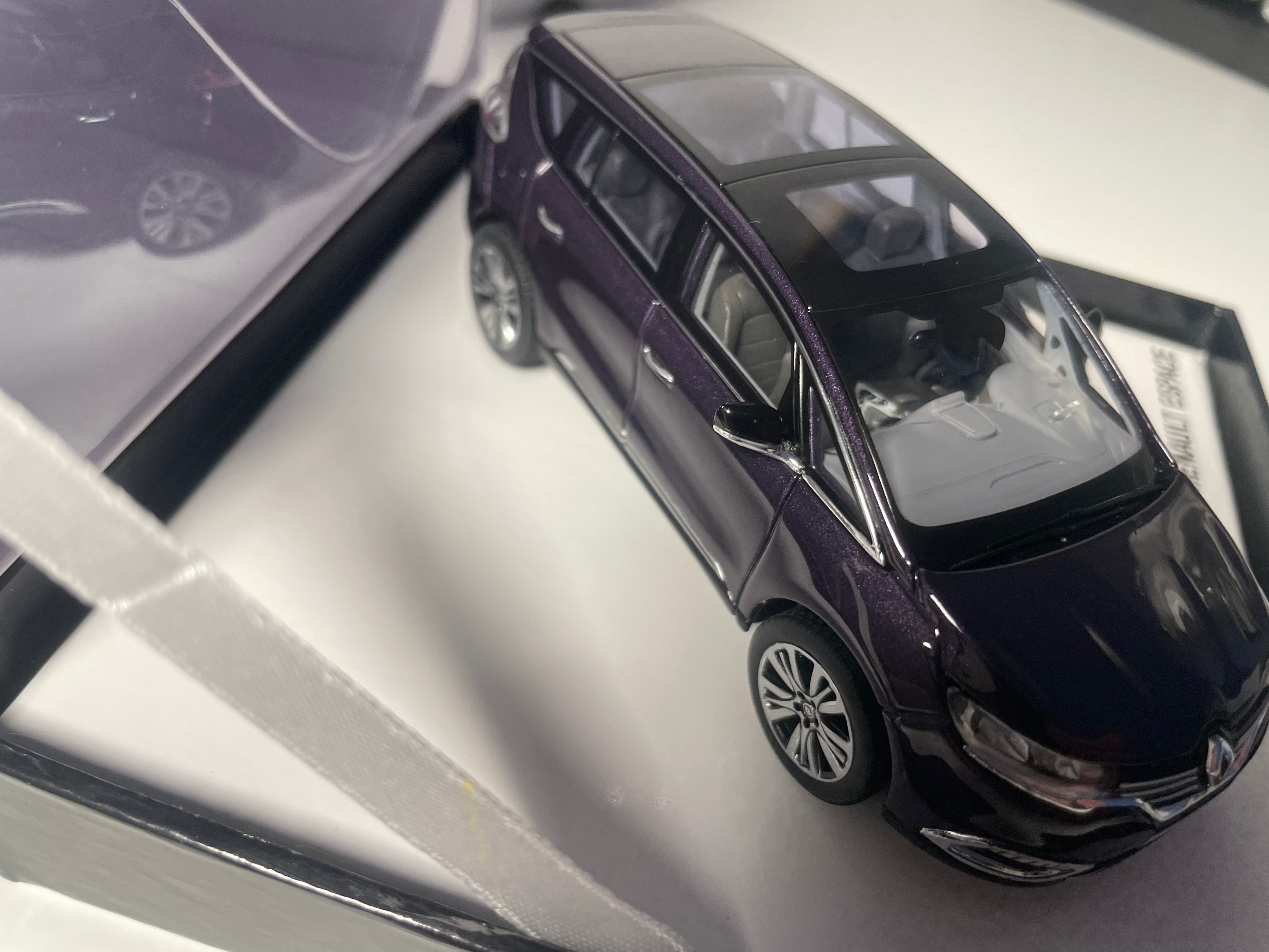 Renault Espace Initiale améthyste (violet foncée) - NOREV (boite carrée noire)