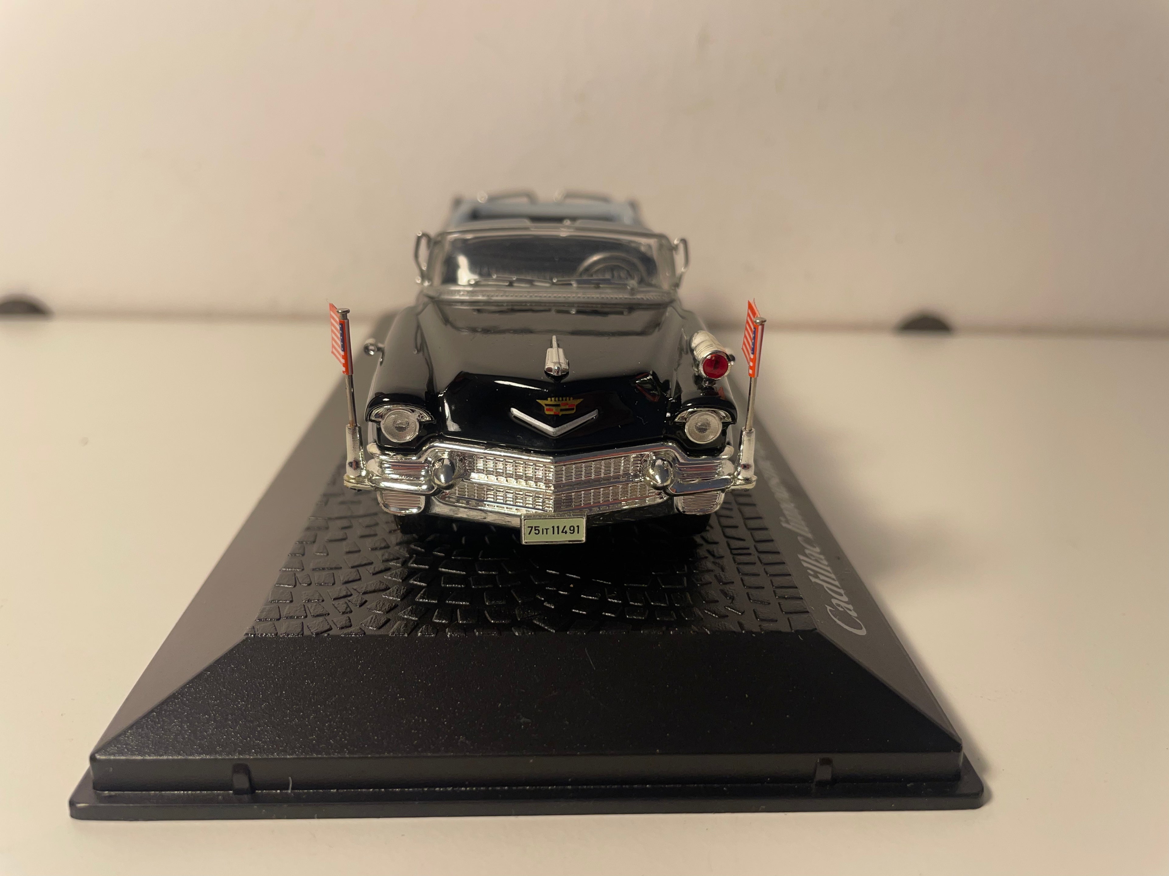 Limusina Cadillac descapotable negra Reina Isabel 2 (colección de coches de jefes de estado) - viaje a París de Dwight D. Eisenhower en 1959