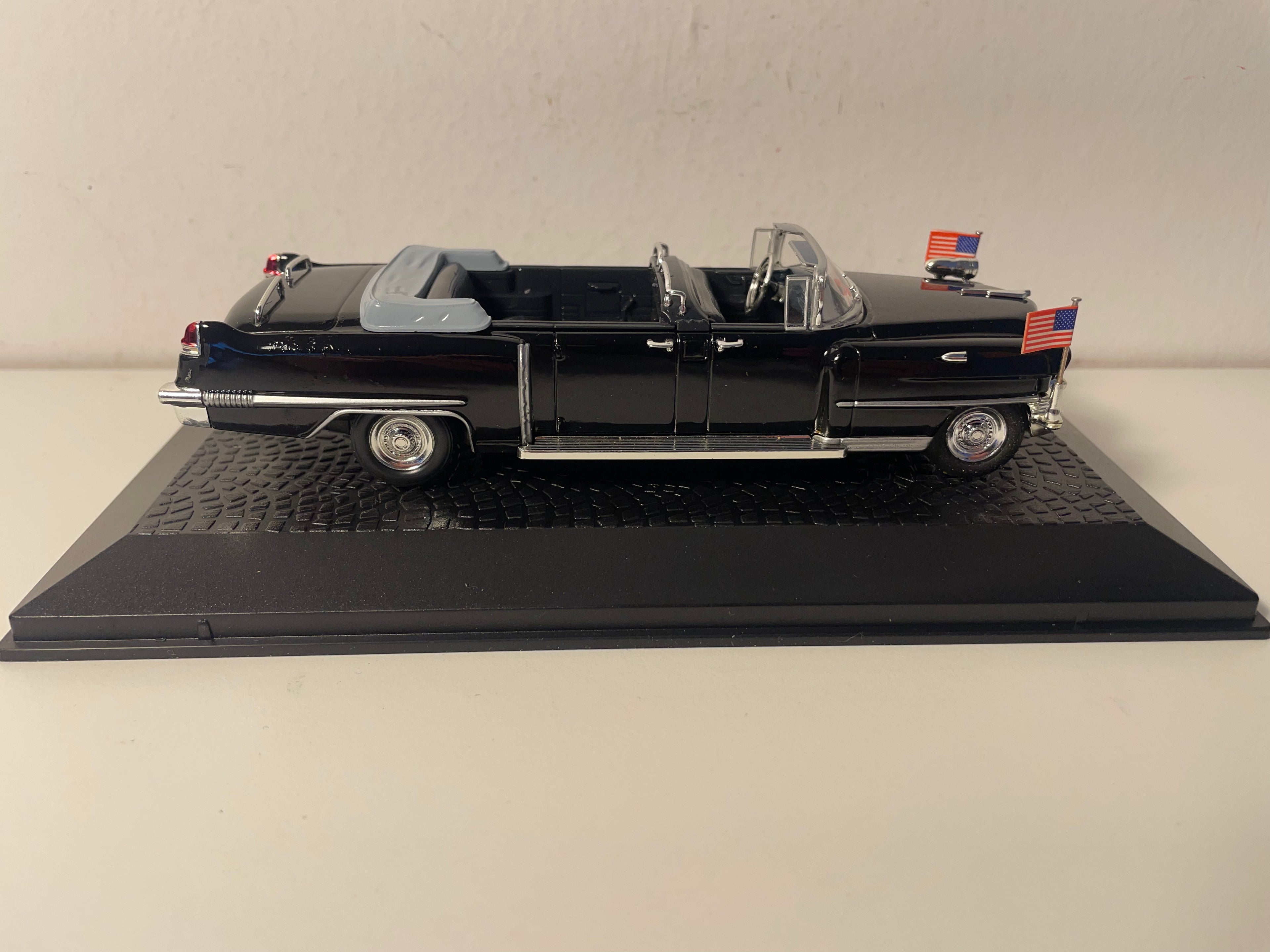 Limusina Cadillac descapotable negra Reina Isabel 2 (colección de coches de jefes de estado) - viaje a París de Dwight D. Eisenhower en 1959
