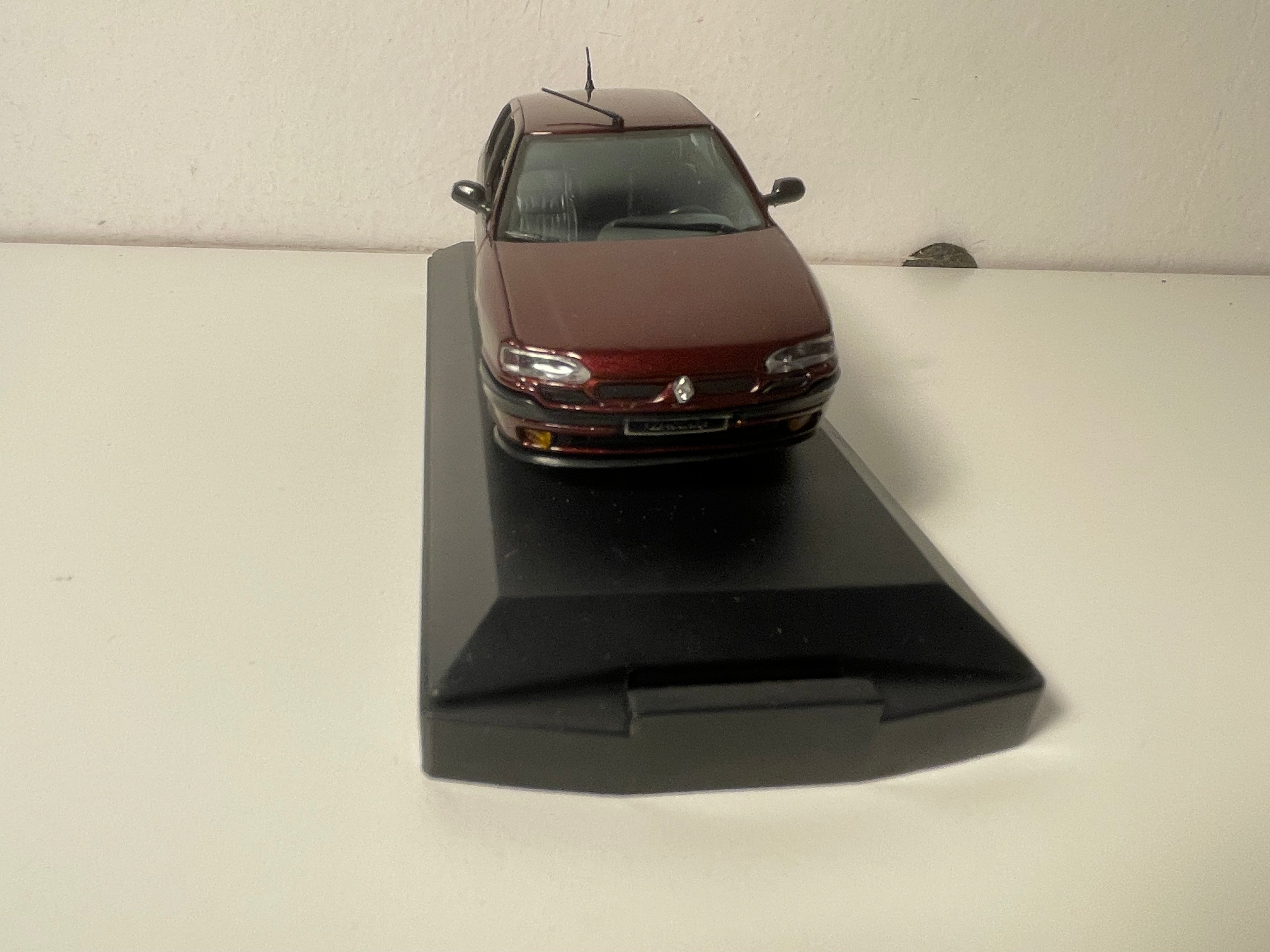Renault Safrane Baccara V6 burgund z 1993 - VITESSE