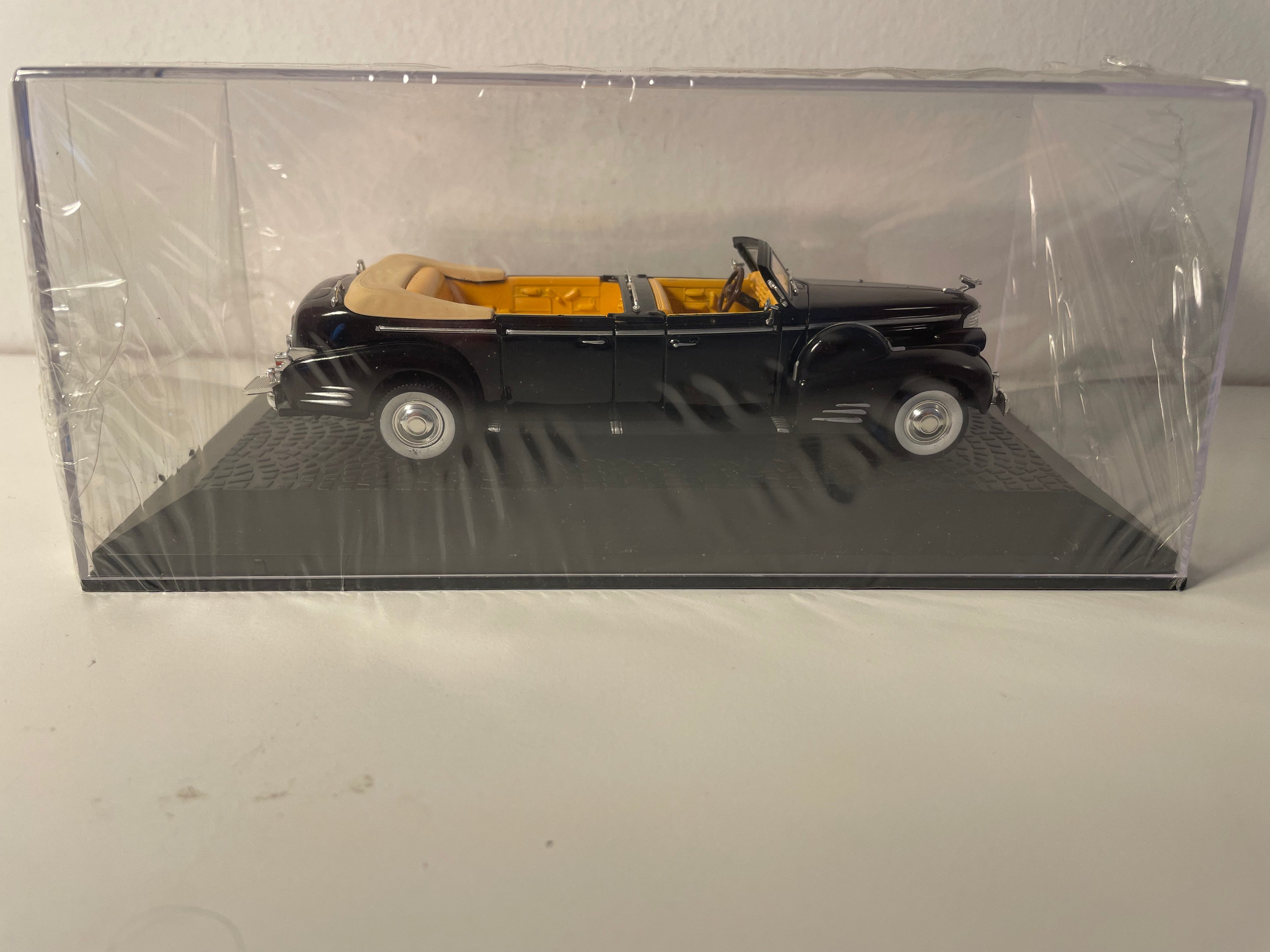 Schwaarze Cadillac V-16 Queen Mary (Head of State Auto Kollektioun)