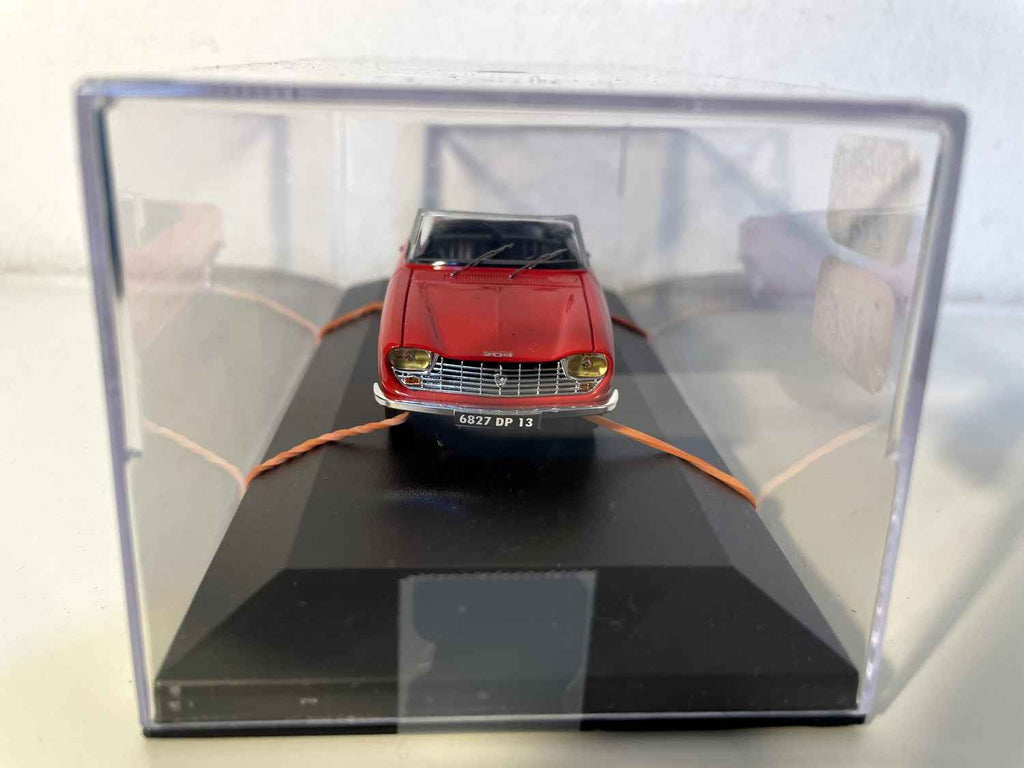 Peugeot 204 decappottabile rossa (scatola in plexiglas)